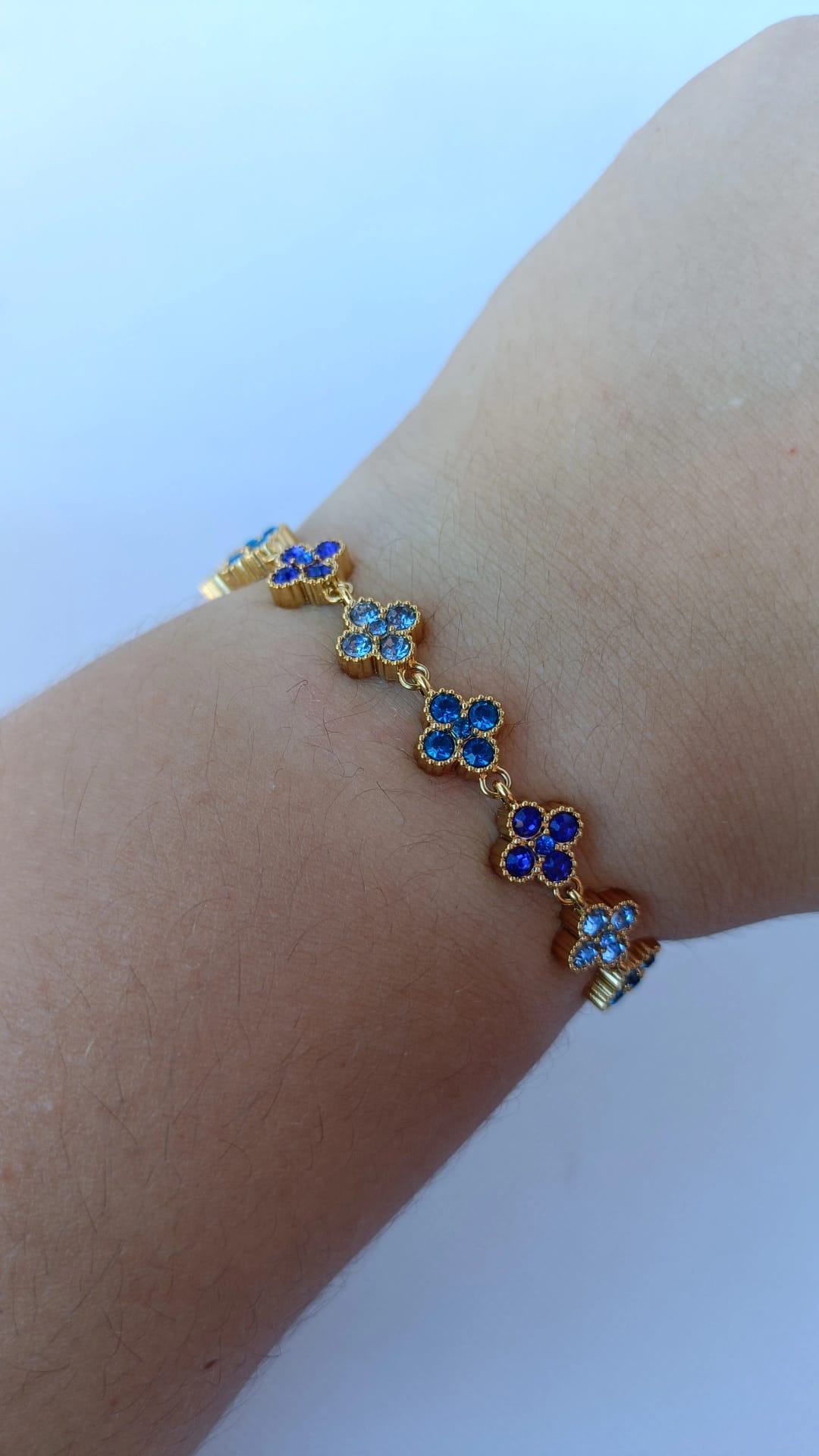Pulseira de Aço Dourado Inspiração Swarovski de Trevo com Brilhantes Azuis Escuro