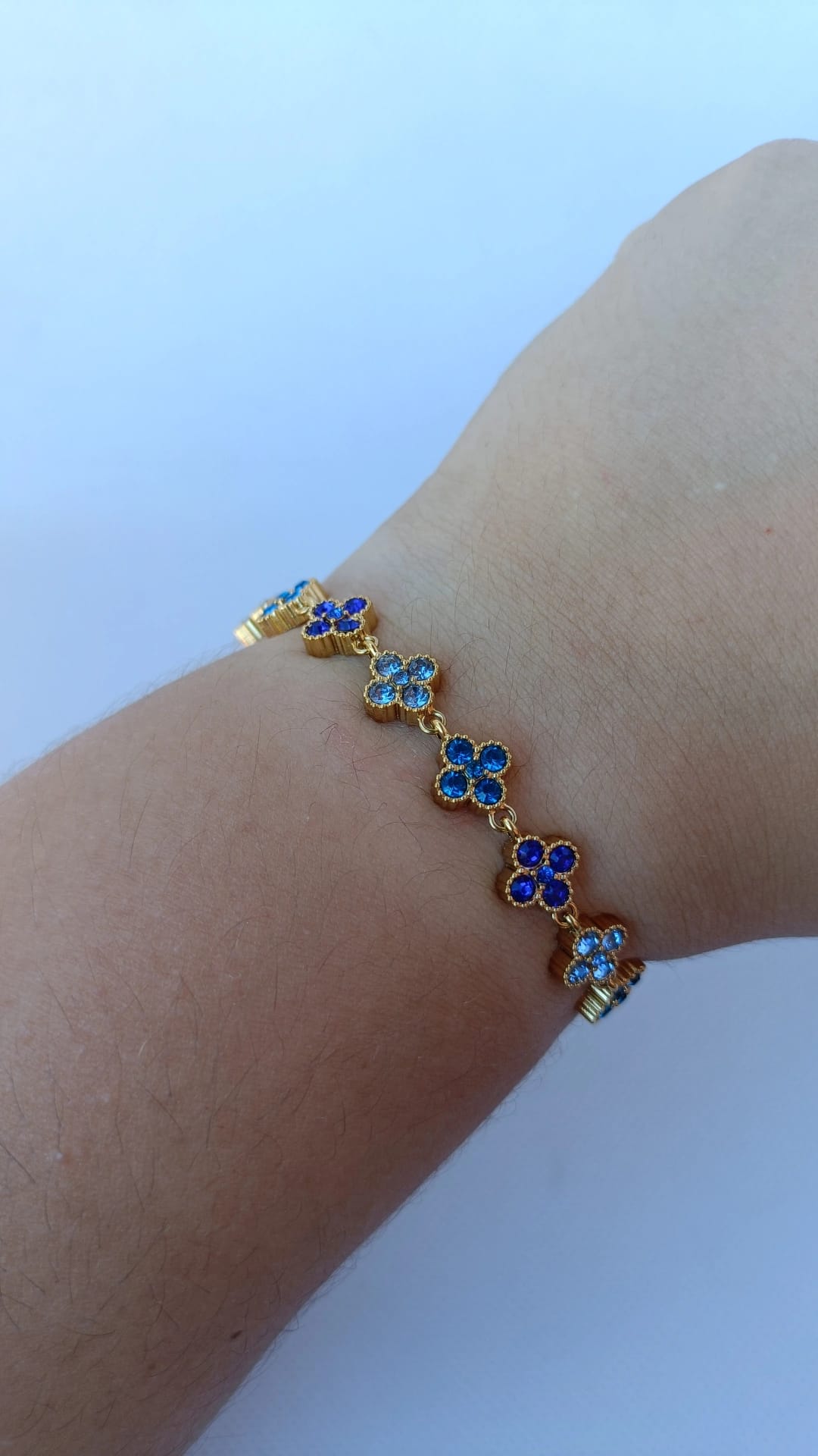 Pulseira de Aço Dourado Inspiração Swarovski de Trevo com Brilhantes Azuis Escuro