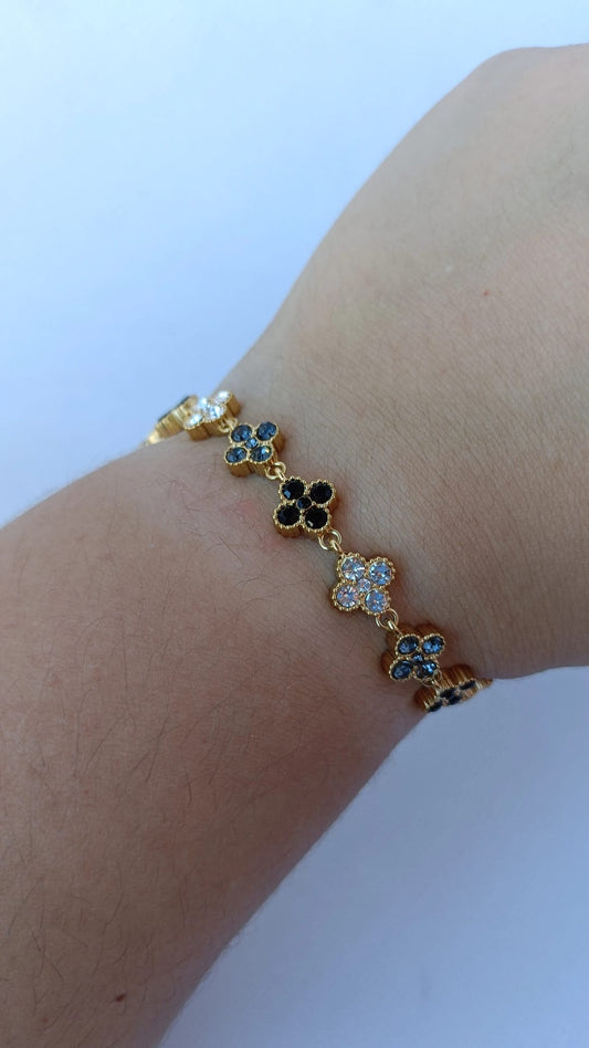 Pulseira de Aço Dourado Inspiração Swarovski de Trevo com Brilhantes Pretos e Cinzentos