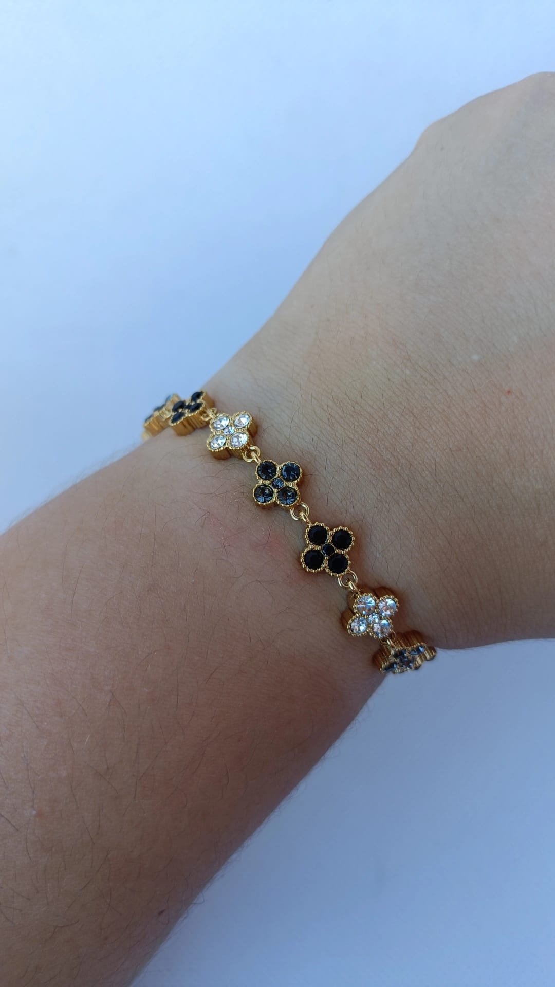 Pulseira de Aço Dourado Inspiração Swarovski de Trevo com Brilhantes Pretos e Cinzentos