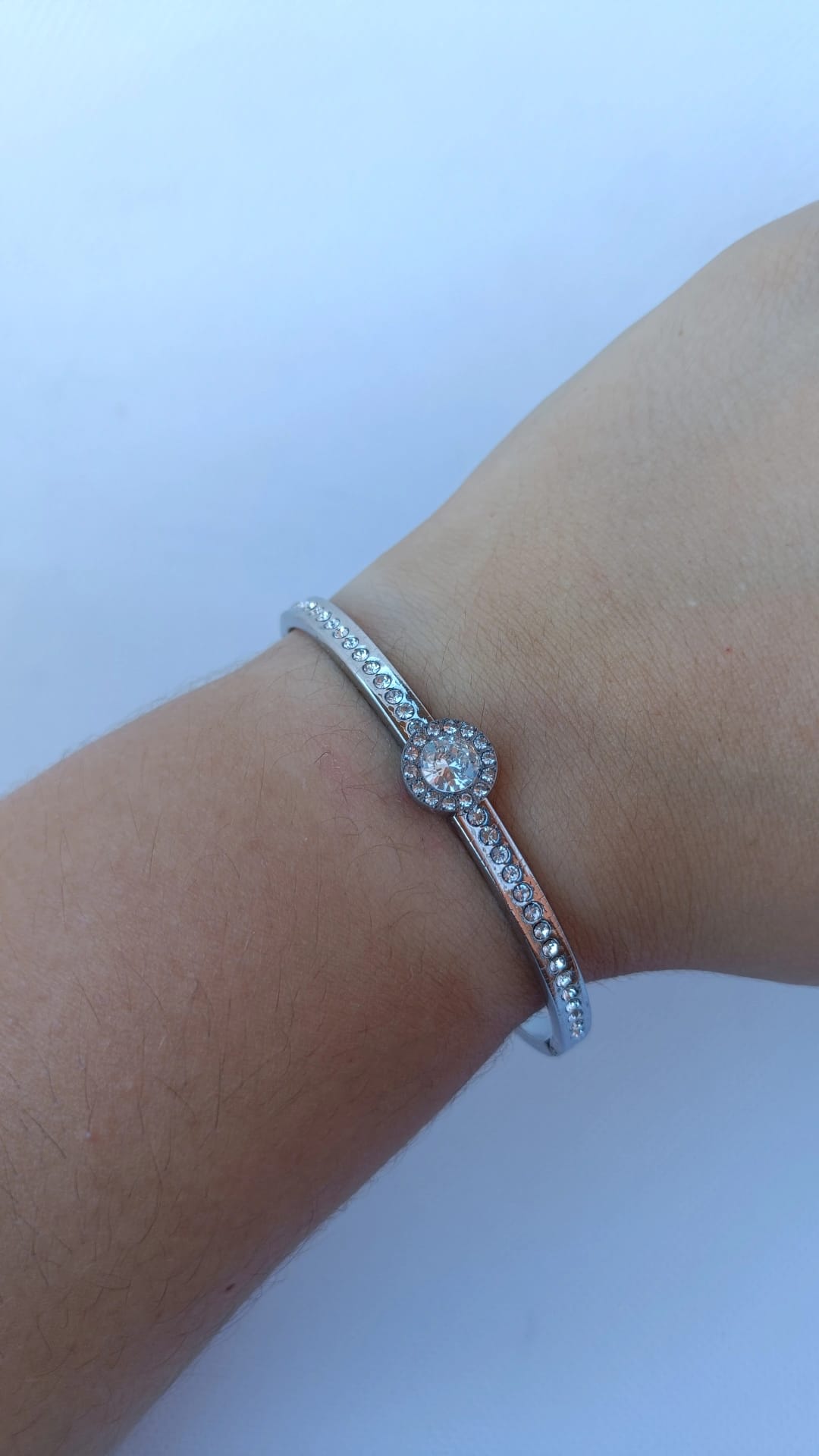 Pulseira de Aço Prateado Rígida com Brilhantes Inspiração Swarovski