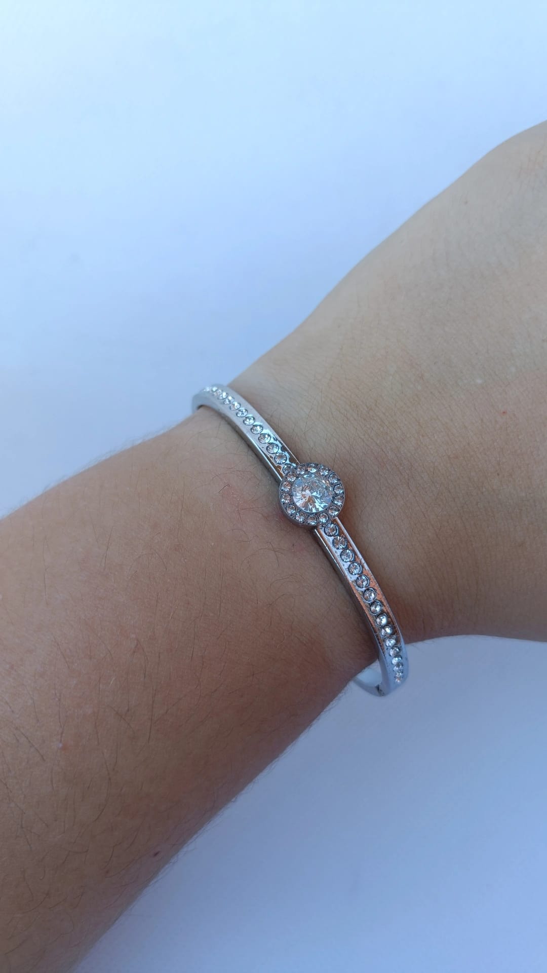 Pulseira de Aço Prateado Rígida com Brilhantes Inspiração Swarovski