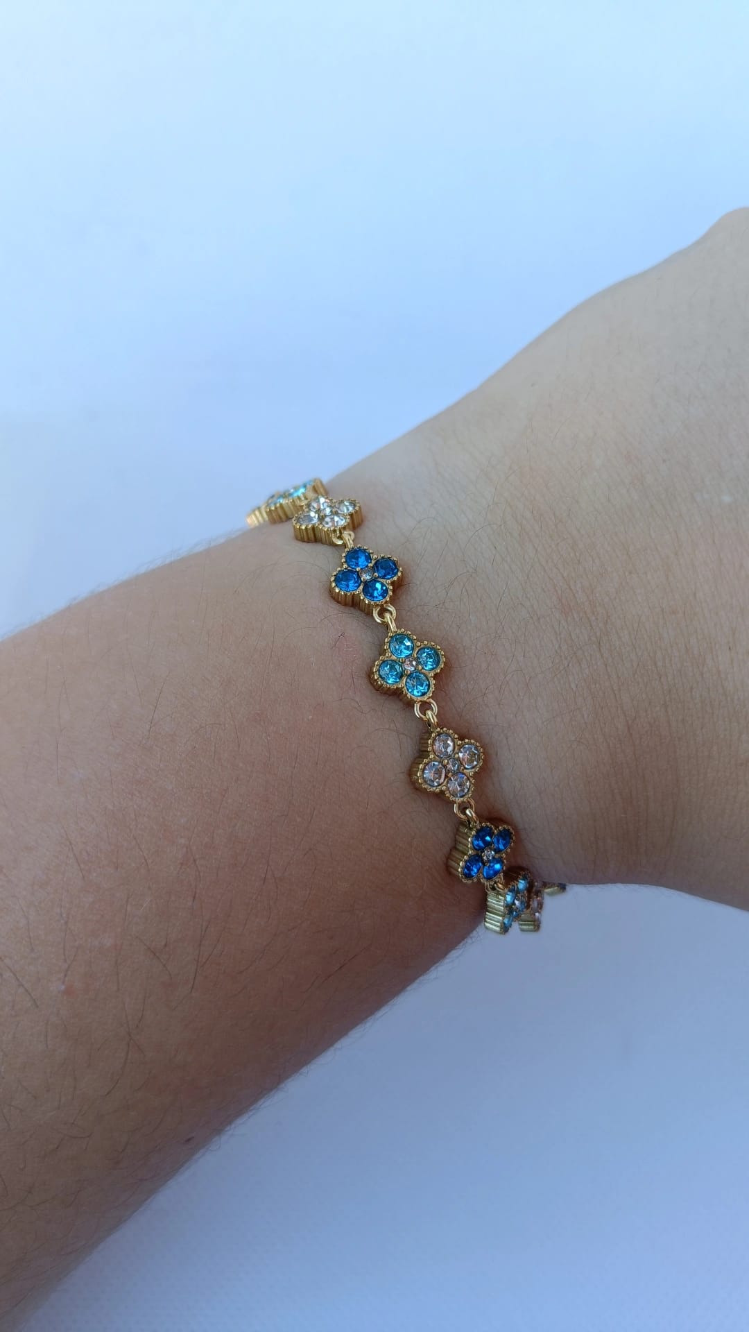Pulseira de Aço Dourado Inspiração Swarovski de Trevo com Brilhantes Azuis Claro