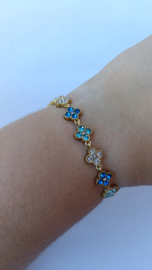 Pulseira de Aço Dourado Inspiração Swarovski de Trevo com Brilhantes Azuis Claro