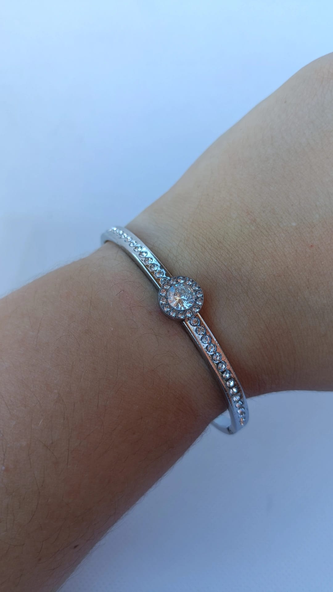 Pulseira de Aço Prateado Rígida com Brilhantes Inspiração Swarovski