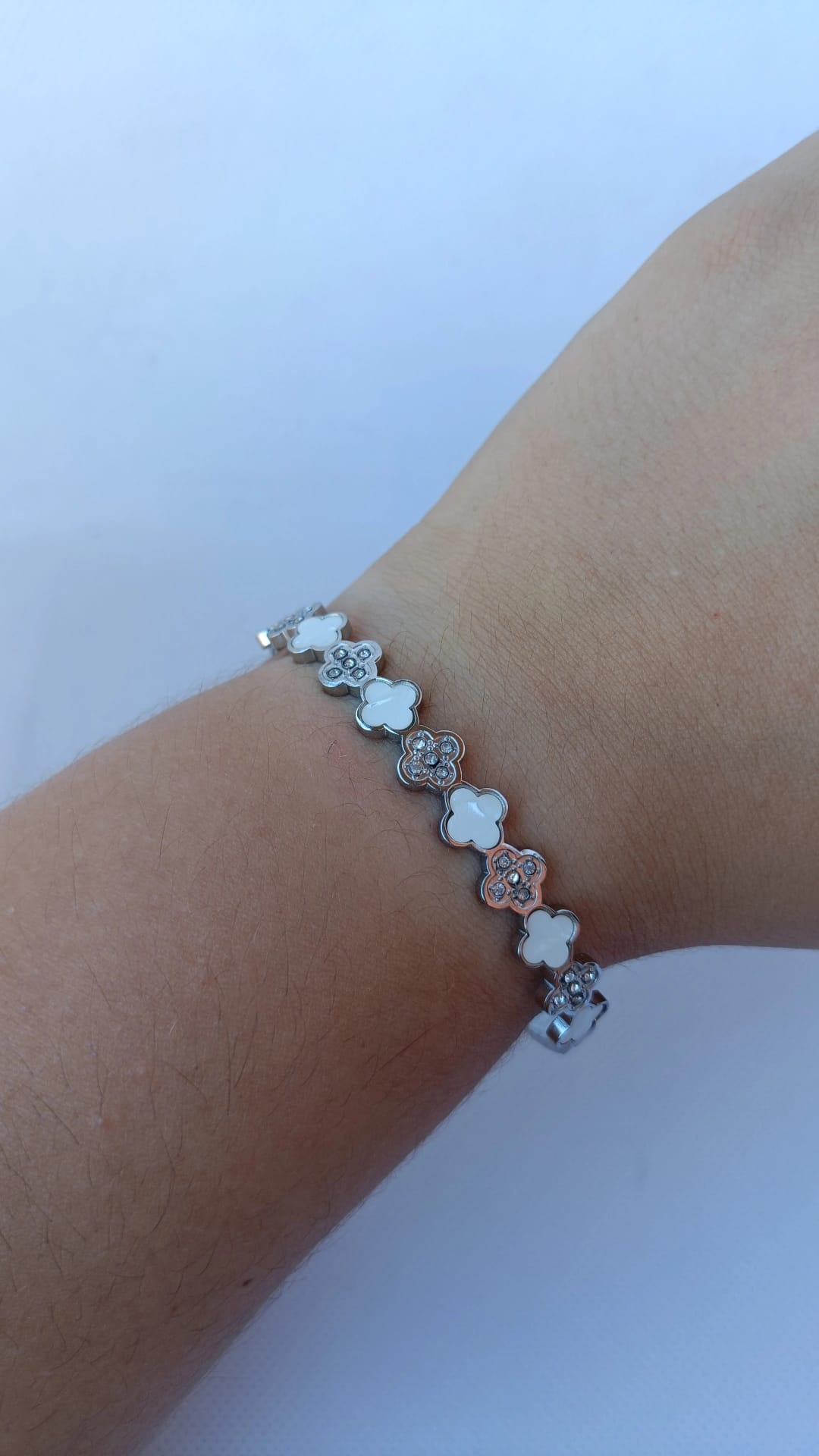 Pulseira de Aço Prateado Rígida com Trevos Brancos + Brilhantes