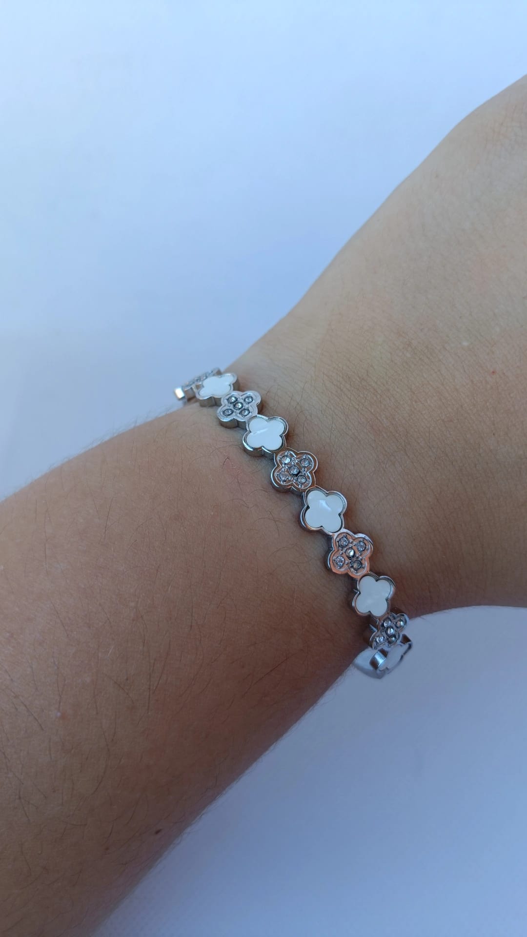 Pulseira de Aço Prateado Rígida com Trevos Brancos + Brilhantes