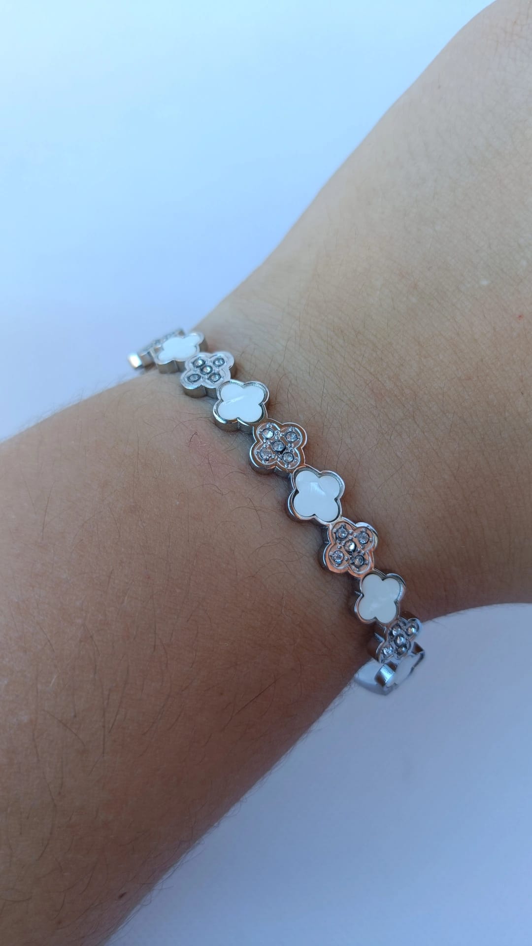 Pulseira de Aço Prateado Rígida com Trevos Brancos + Brilhantes
