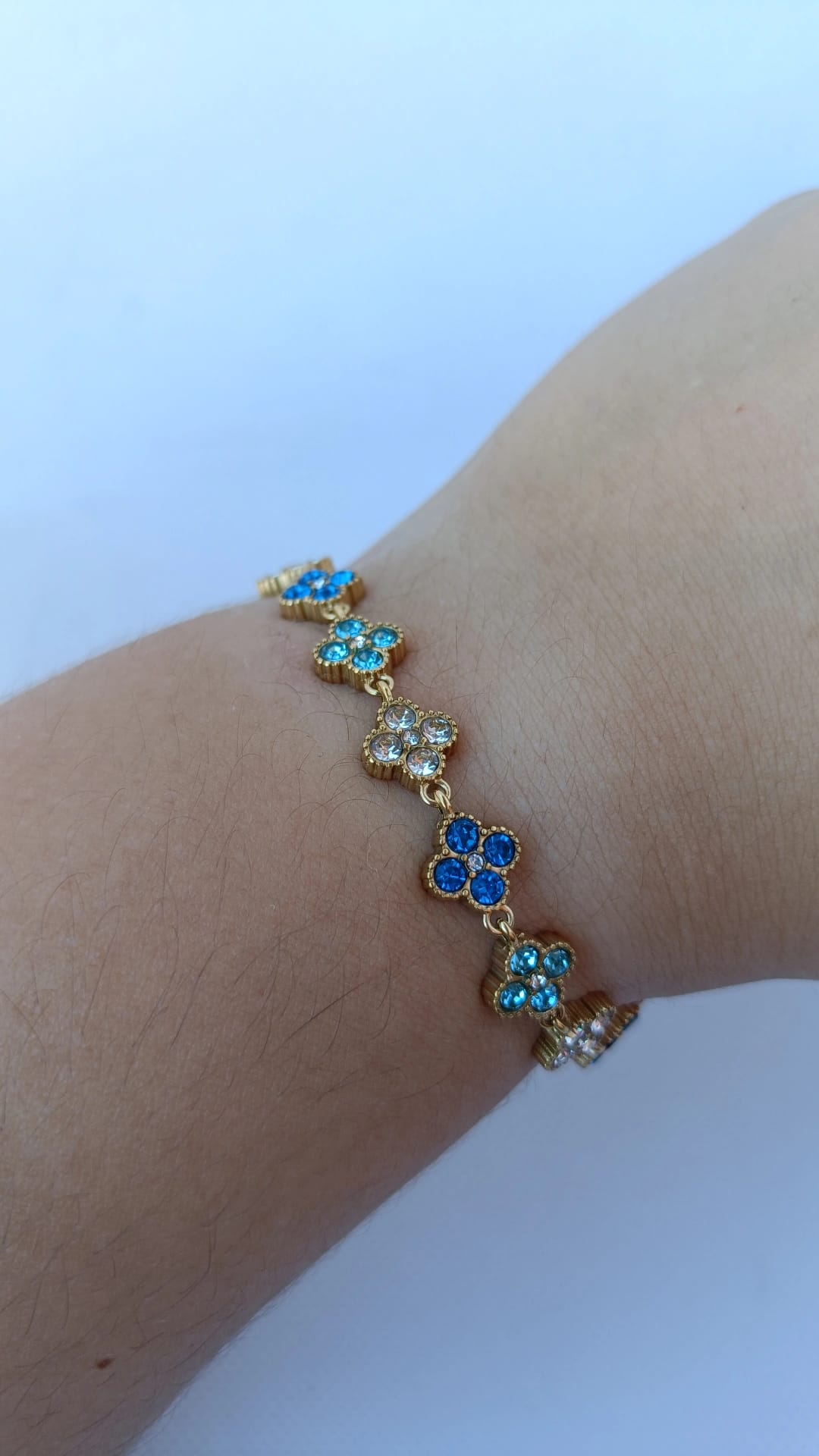 Pulseira de Aço Dourado Inspiração Swarovski de Trevo com Brilhantes Azuis Claro