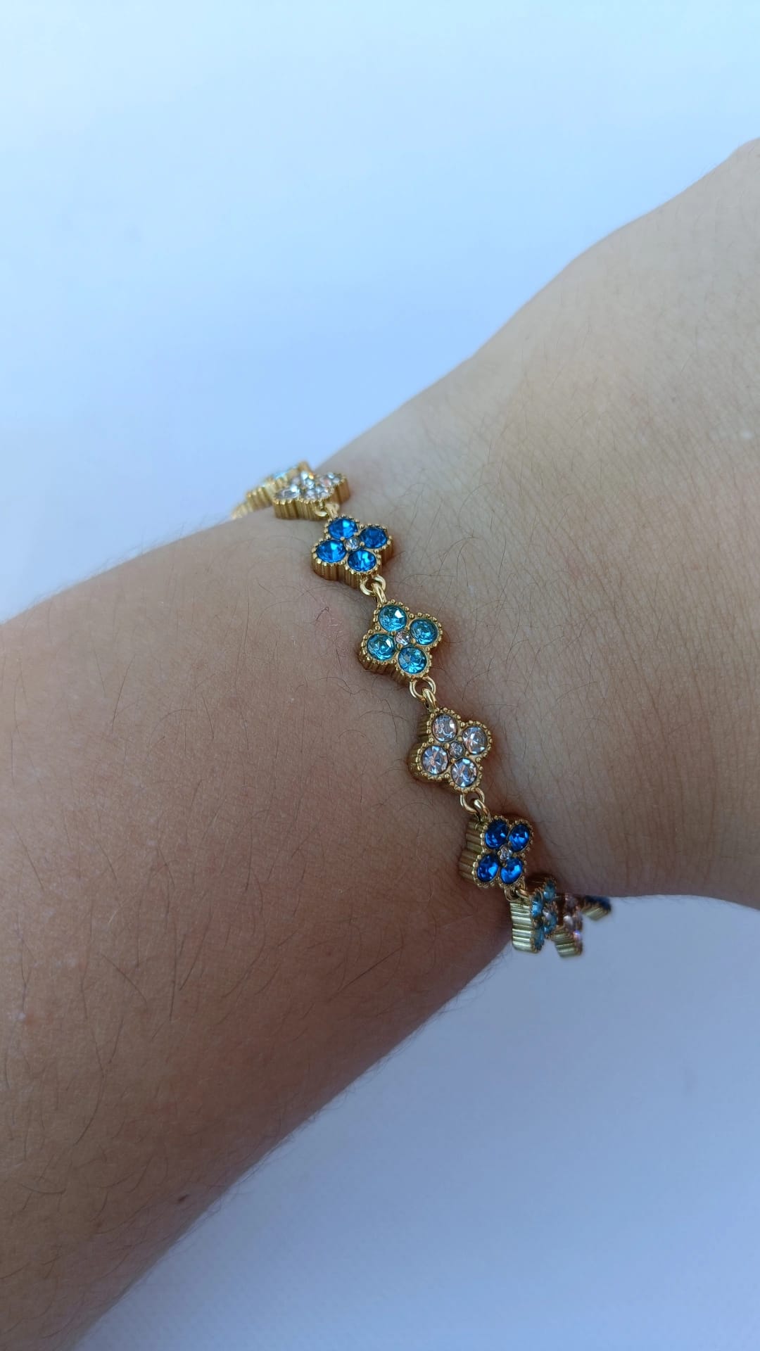 Pulseira de Aço Dourado Inspiração Swarovski de Trevo com Brilhantes Azuis Claro