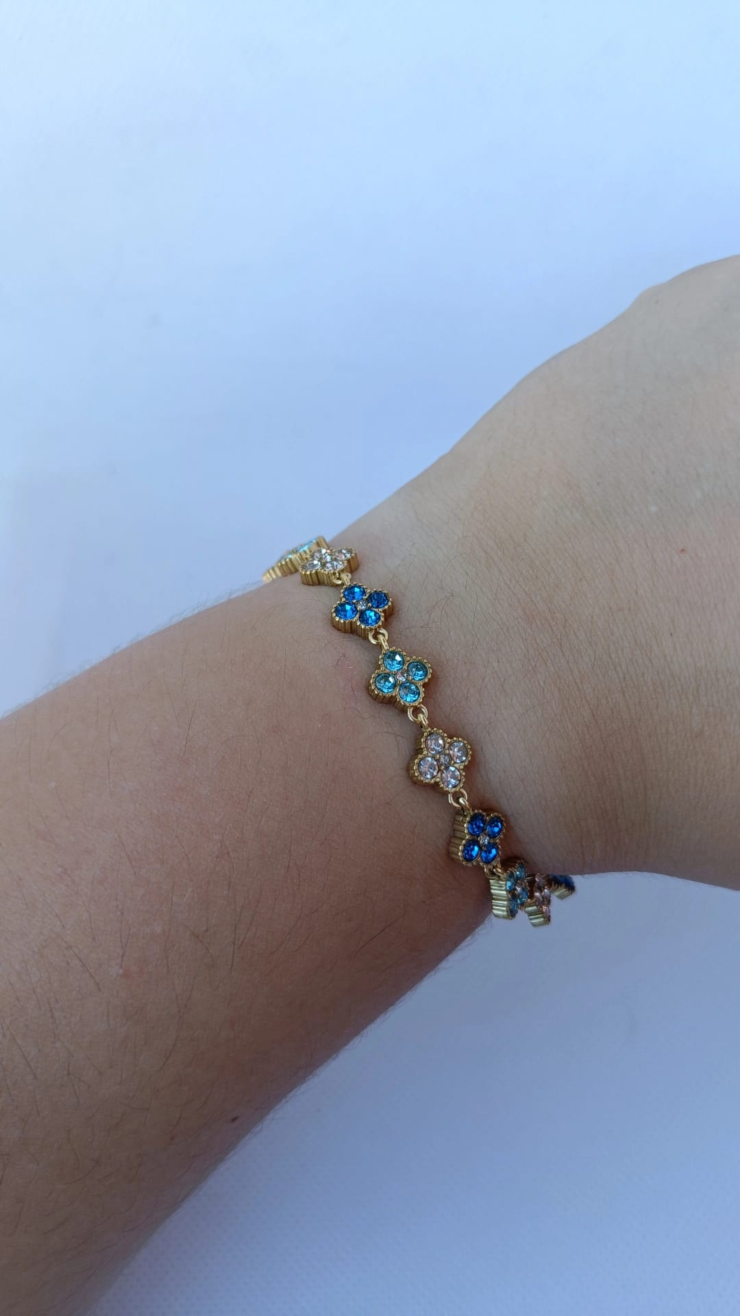 Pulseira de Aço Dourado Inspiração Swarovski de Trevo com Brilhantes Azuis Claro