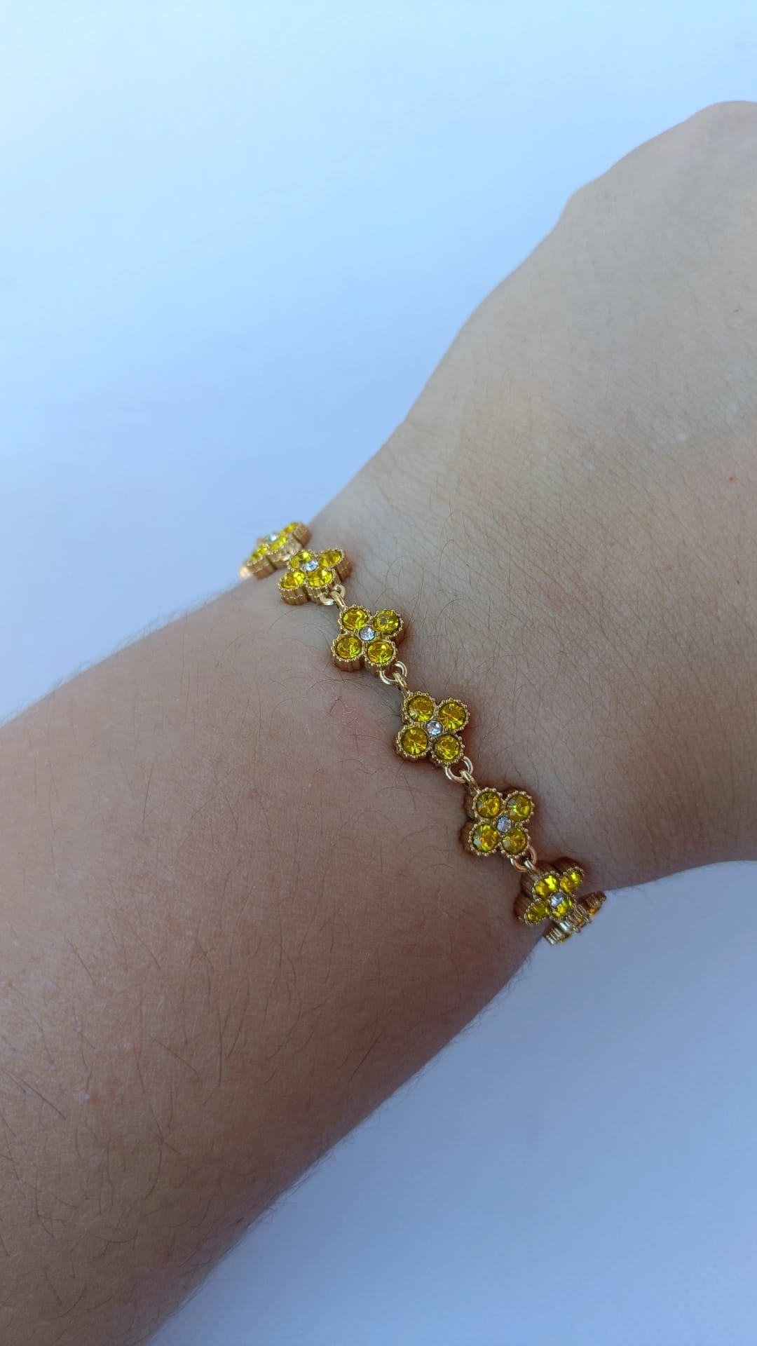 Pulseira de Aço Dourado Inspiração Swarovski de Trevo com Brilhantes Amarelos