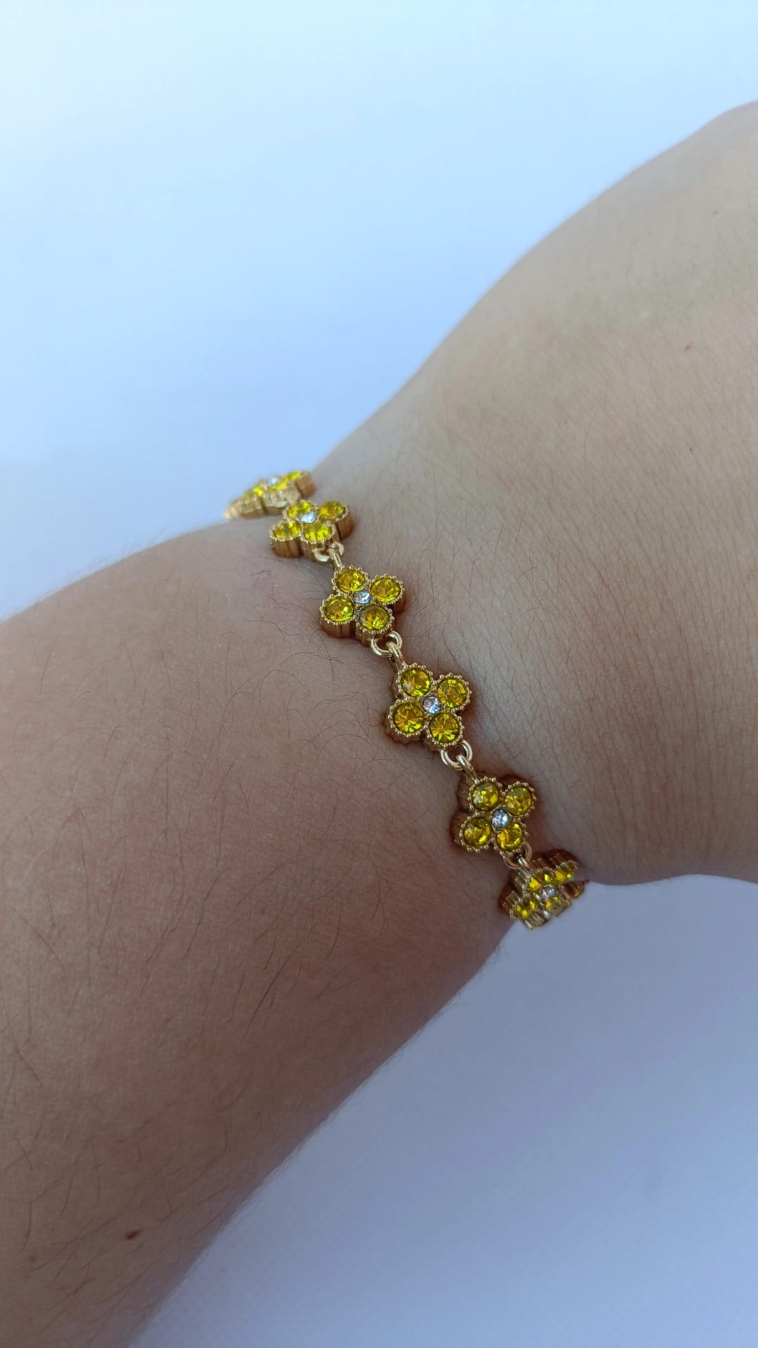 Pulseira de Aço Dourado Inspiração Swarovski de Trevo com Brilhantes Amarelos