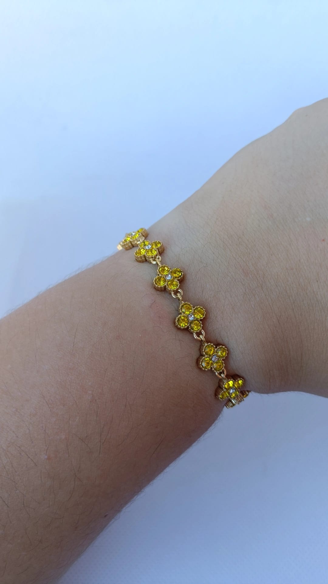 Pulseira de Aço Dourado Inspiração Swarovski de Trevo com Brilhantes Amarelos