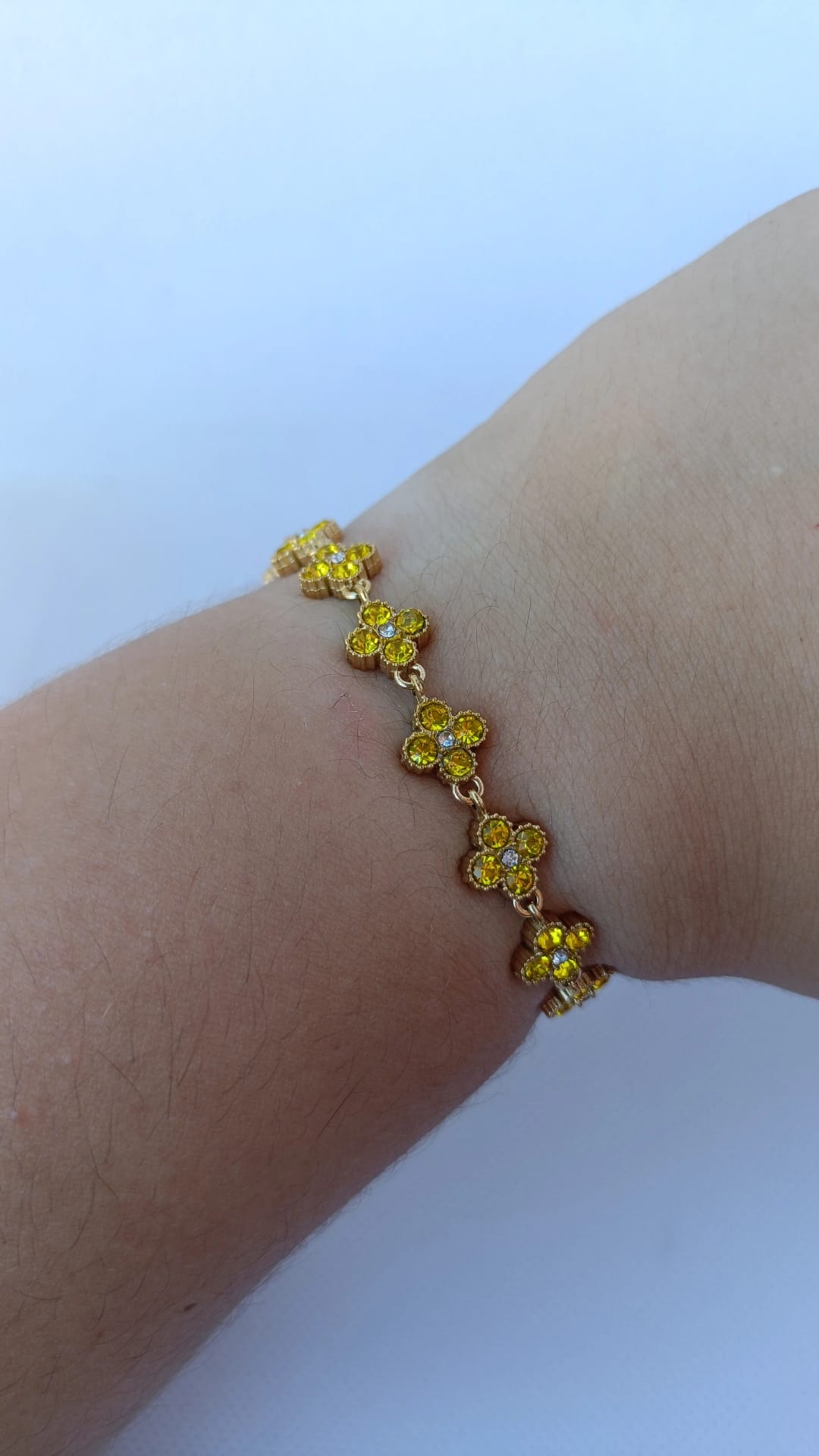 Pulseira de Aço Dourado Inspiração Swarovski de Trevo com Brilhantes Amarelos