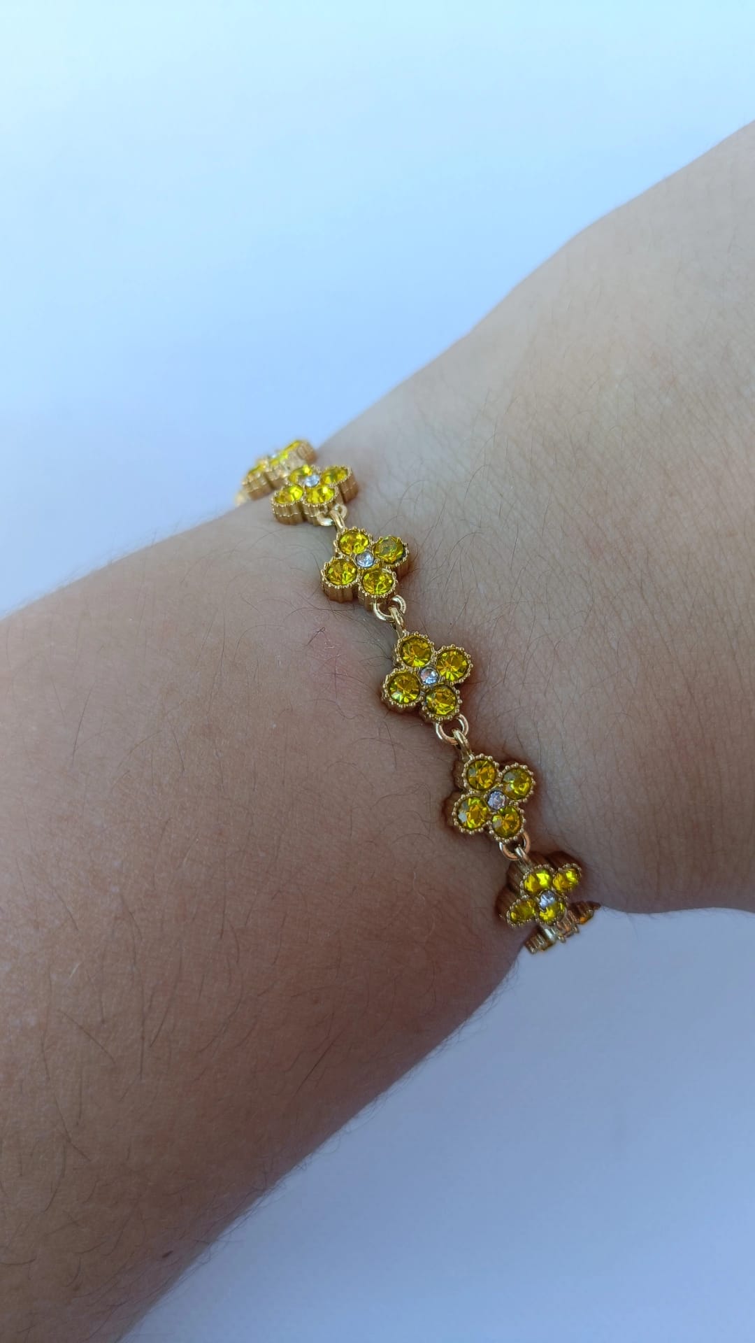 Pulseira de Aço Dourado Inspiração Swarovski de Trevo com Brilhantes Amarelos
