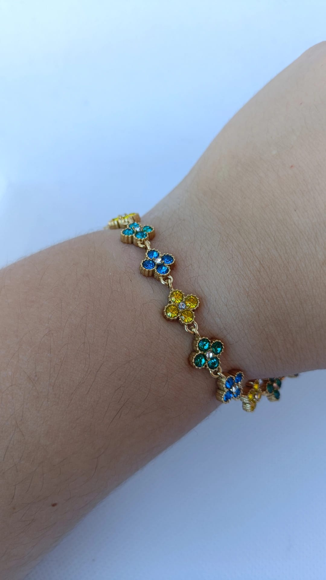 Pulseira de Aço Dourado Inspiração Swarovski de Trevo com Brilhantes Triplos Amarelo, Verde, Azul