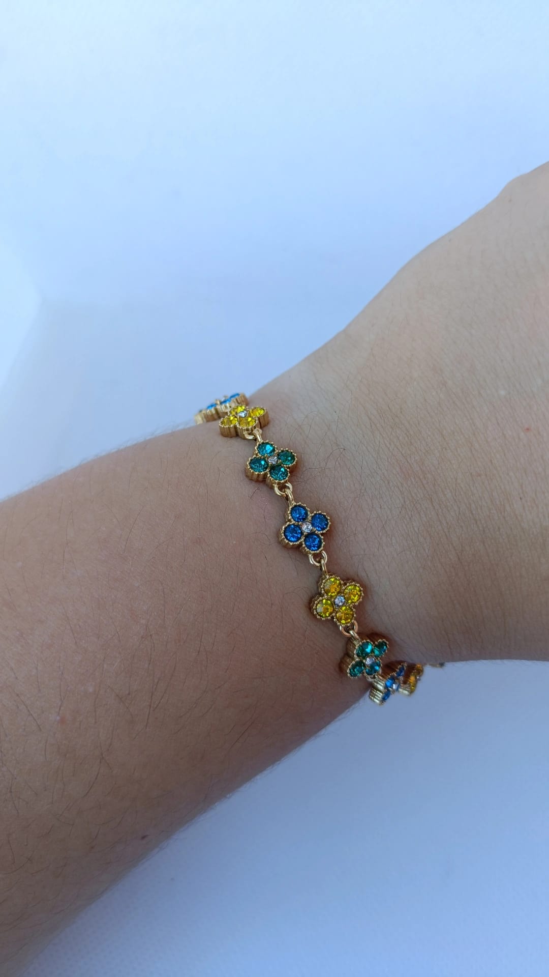 Pulseira de Aço Dourado Inspiração Swarovski de Trevo com Brilhantes Triplos Amarelo, Verde, Azul