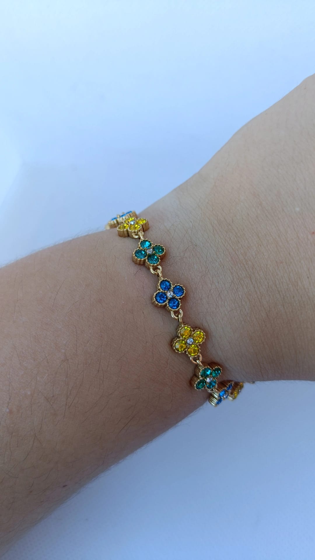 Pulseira de Aço Dourado Inspiração Swarovski de Trevo com Brilhantes Triplos Amarelo, Verde, Azul