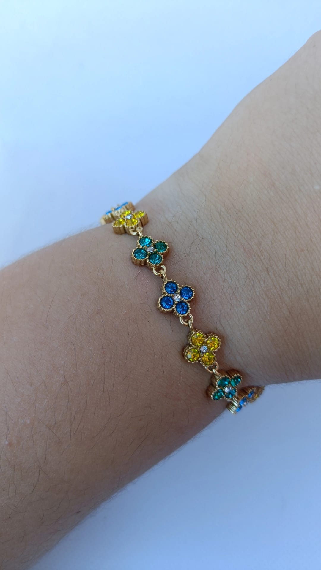Pulseira de Aço Dourado Inspiração Swarovski de Trevo com Brilhantes Triplos Amarelo, Verde, Azul