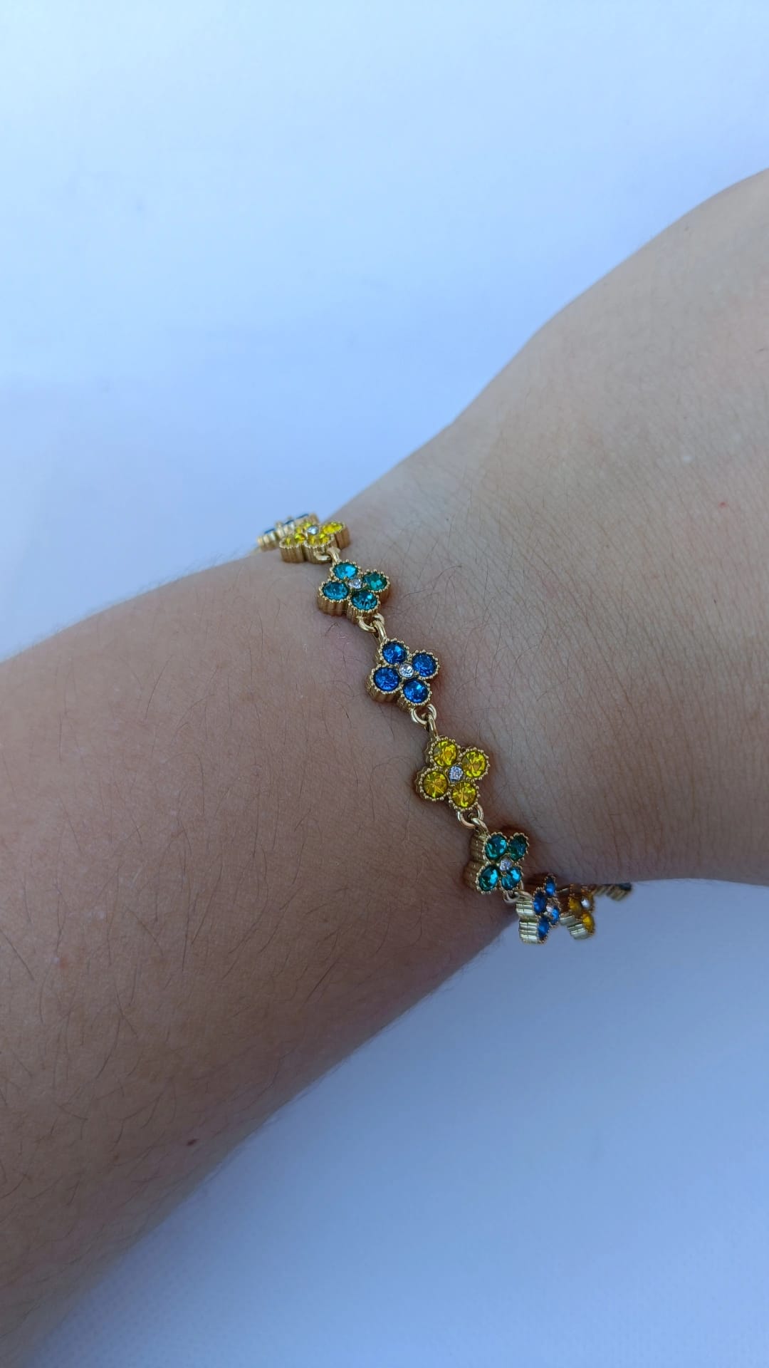 Pulseira de Aço Dourado Inspiração Swarovski de Trevo com Brilhantes Triplos Amarelo, Verde, Azul
