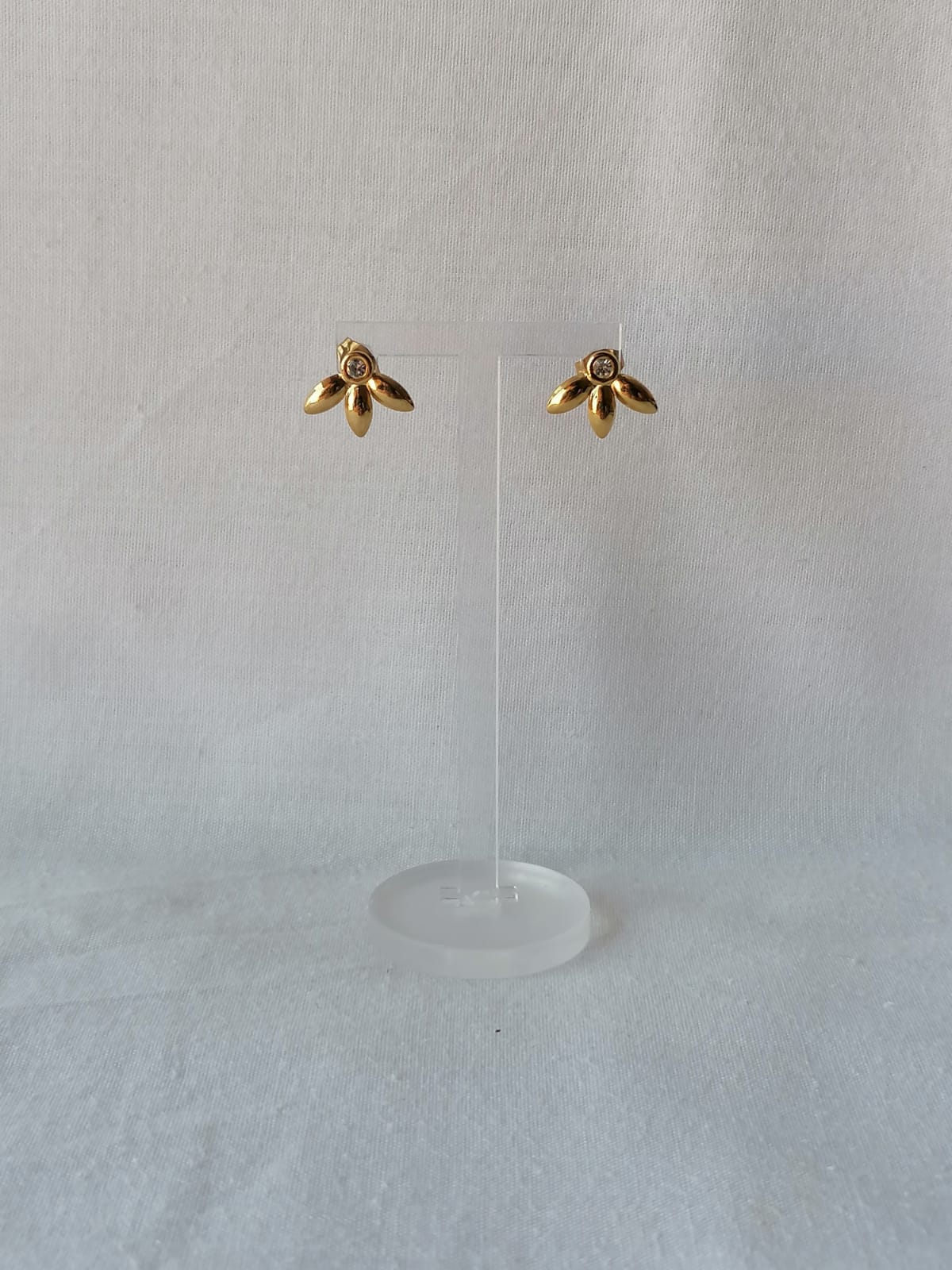 Brincos de Aço Dourado com Flor de 3 Pétalas