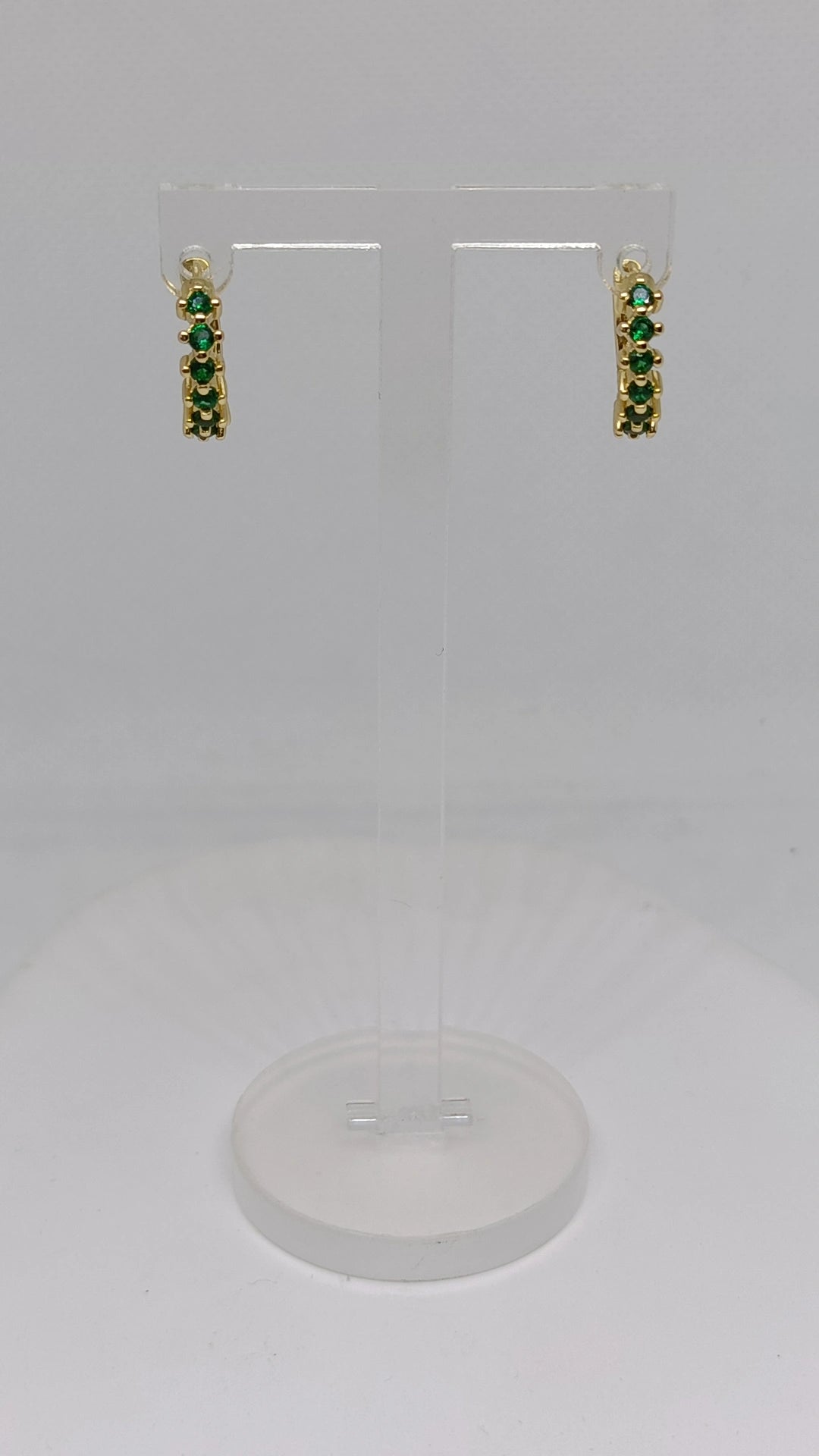 Argolas de Aço Dourado com Brilhantes Verdes