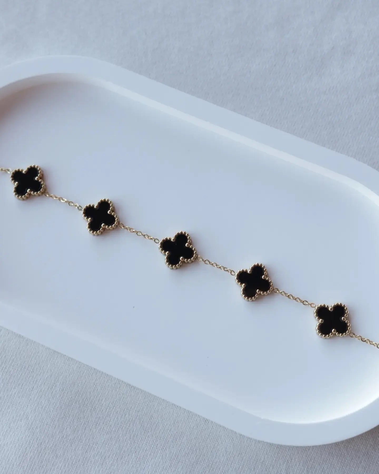 Pulseira de Aço Dourado de 5 Trevos Pretos