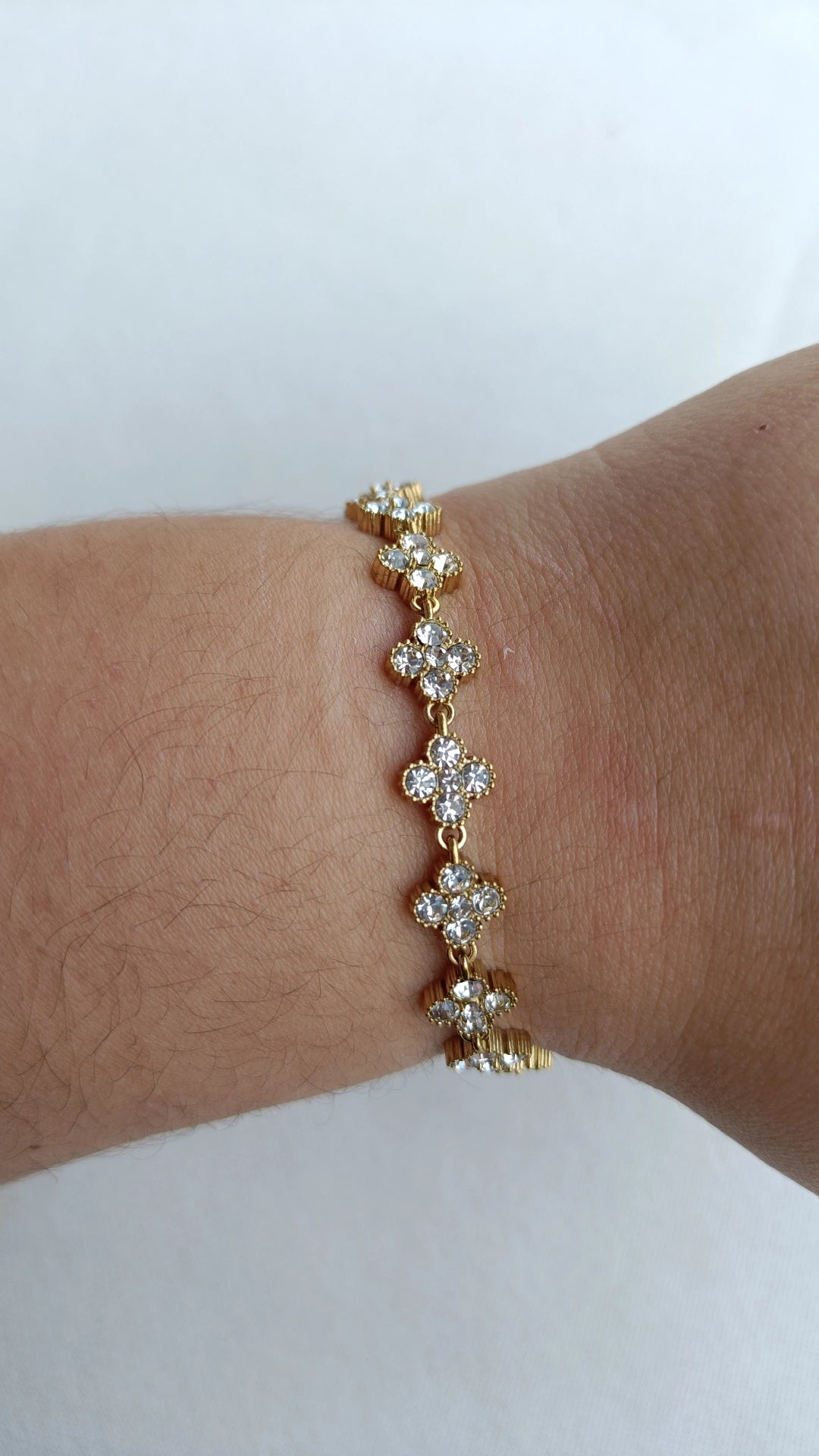 Pulseira de Aço Dourado Inspiração Swarovski de Trevos com Brilhantes Brancos