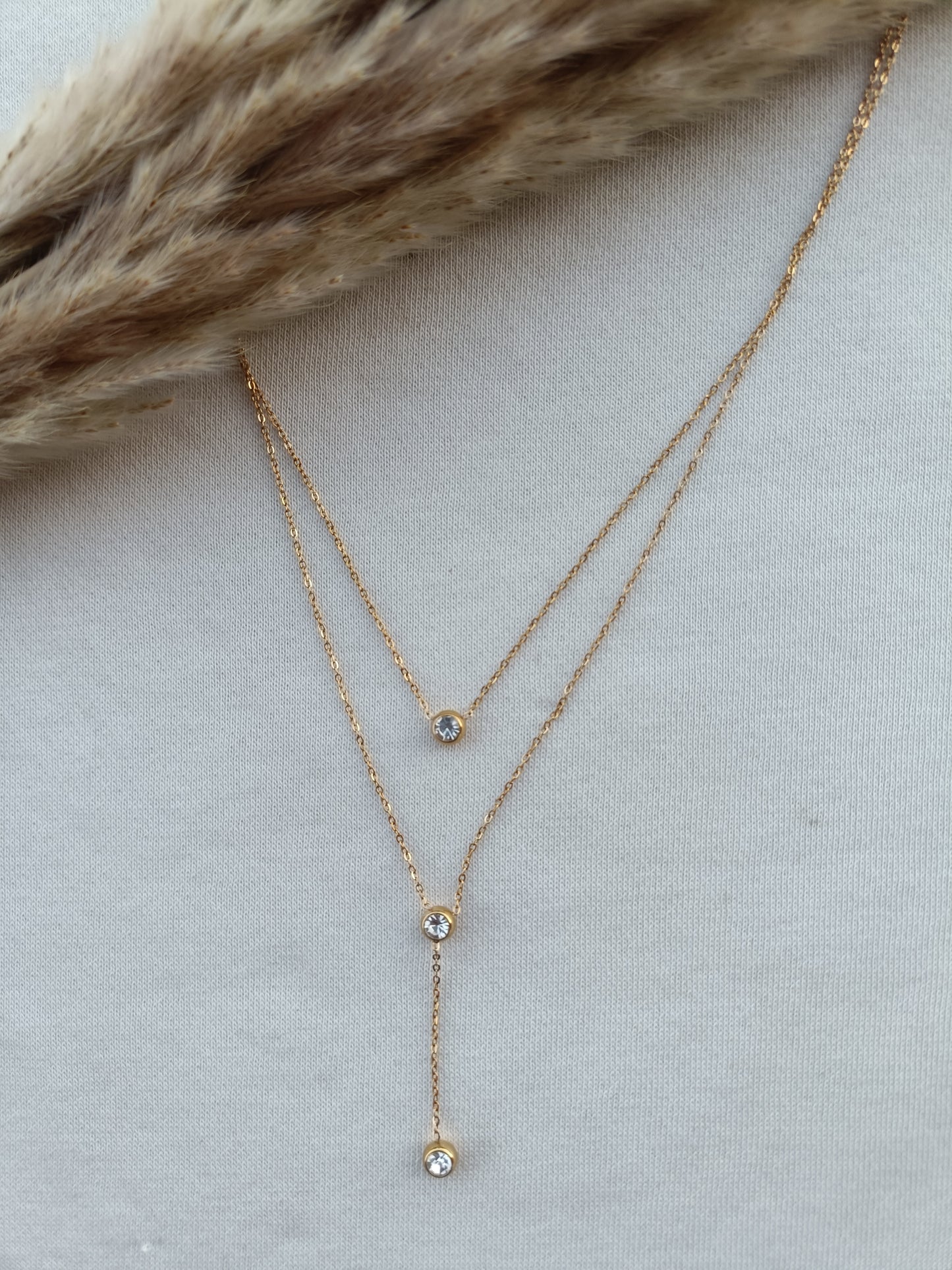 Colar de Aço Dourado Triplo com 3 Brilhantes