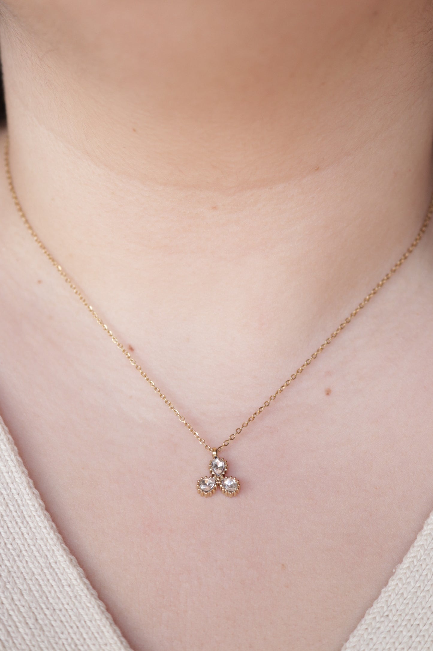 Colar de Aço Dourado com 3 Brilhantes