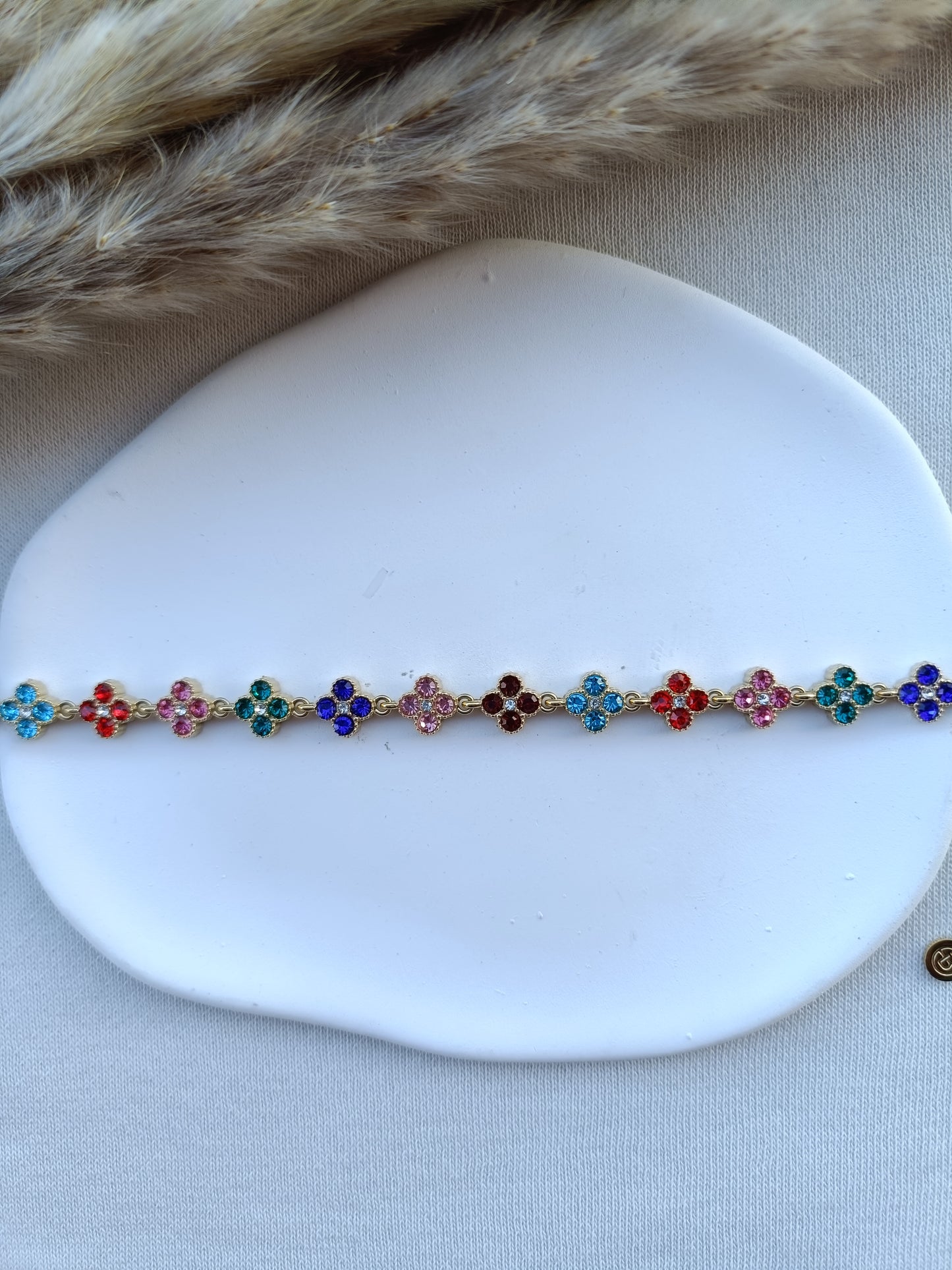 Pulseira de Aço Dourado Inspiração Swarovski de Trevo com Brilhantes Coloridos