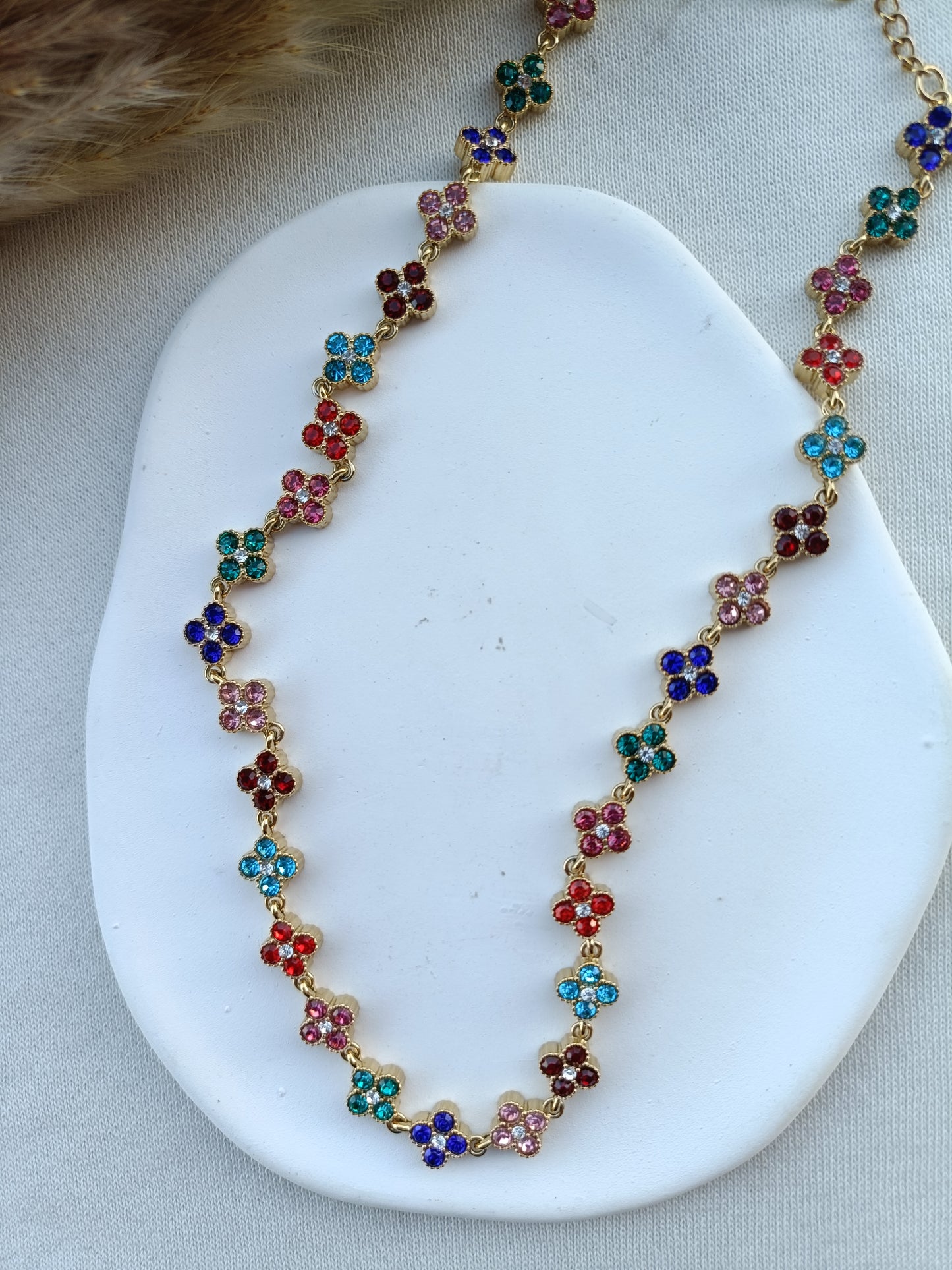 Colar de Aço Dourado Inspiração Swarovski de Trevo com Brilhantes Coloridos