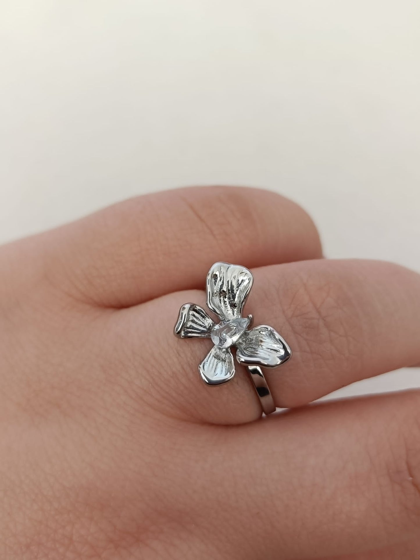 Anel de Aço Prateado de Flor Irregular com Zircónica