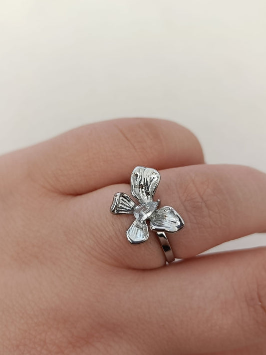 Anel de Aço Prateado de Flor Irregular com Zircónica