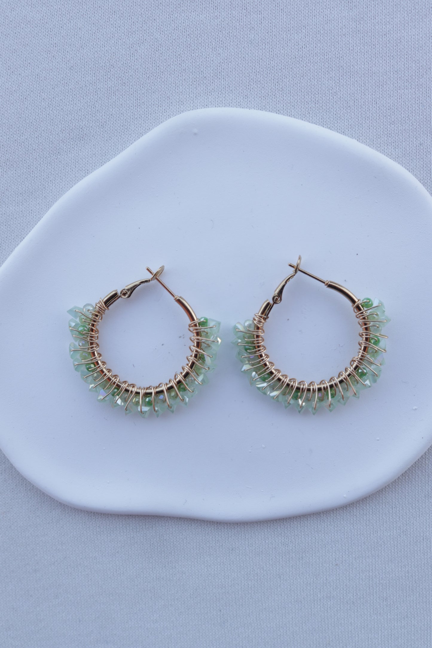 Argolas de Aço Dourado com Missangas de Dupla Cor Verdes