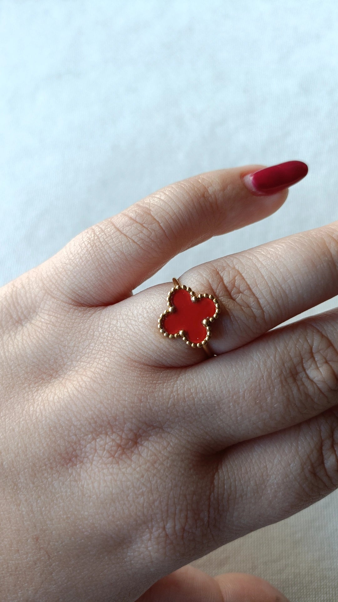 Anel de Aço Dourado de Trevo Vermelho