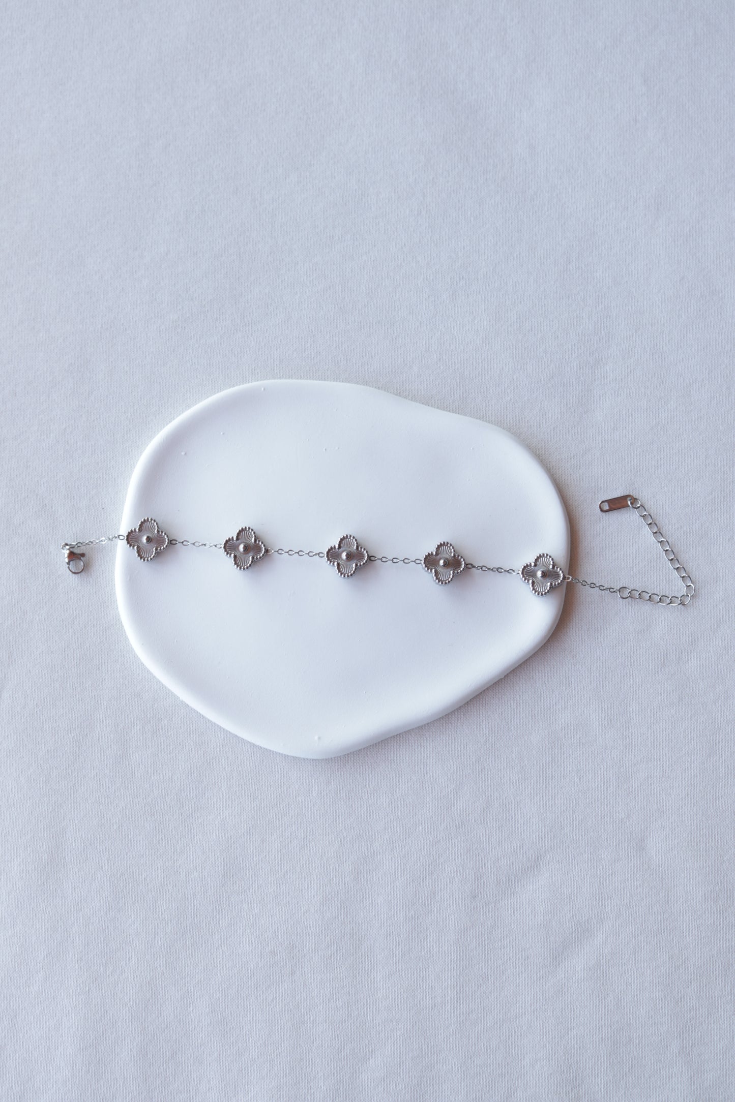 Pulseira de Aço Prateado de 5 Trevos