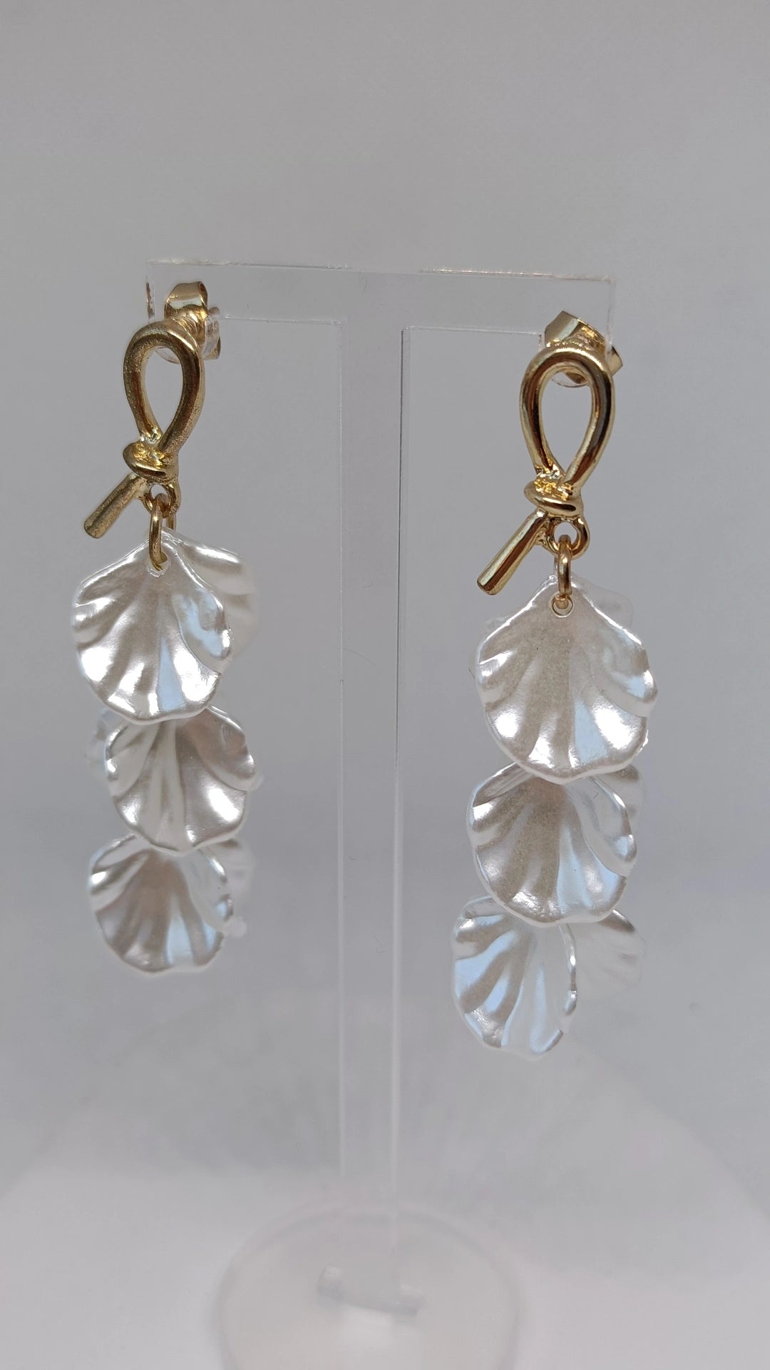 Brincos de Aço Dourado Compridos com Pétalas Madrepérola