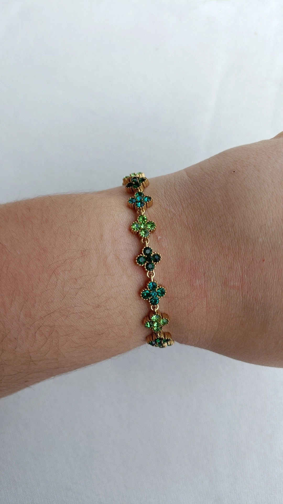 Pulseira de Aço Dourado Inspiração Swarovski de Trevo com Brilhantes Verdes