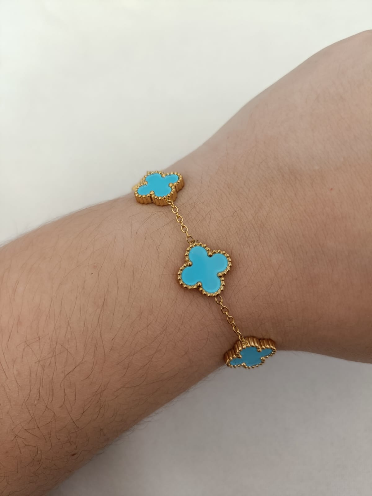 Pulseira de Aço Dourado de 5 Trevos Azuis Oceano
