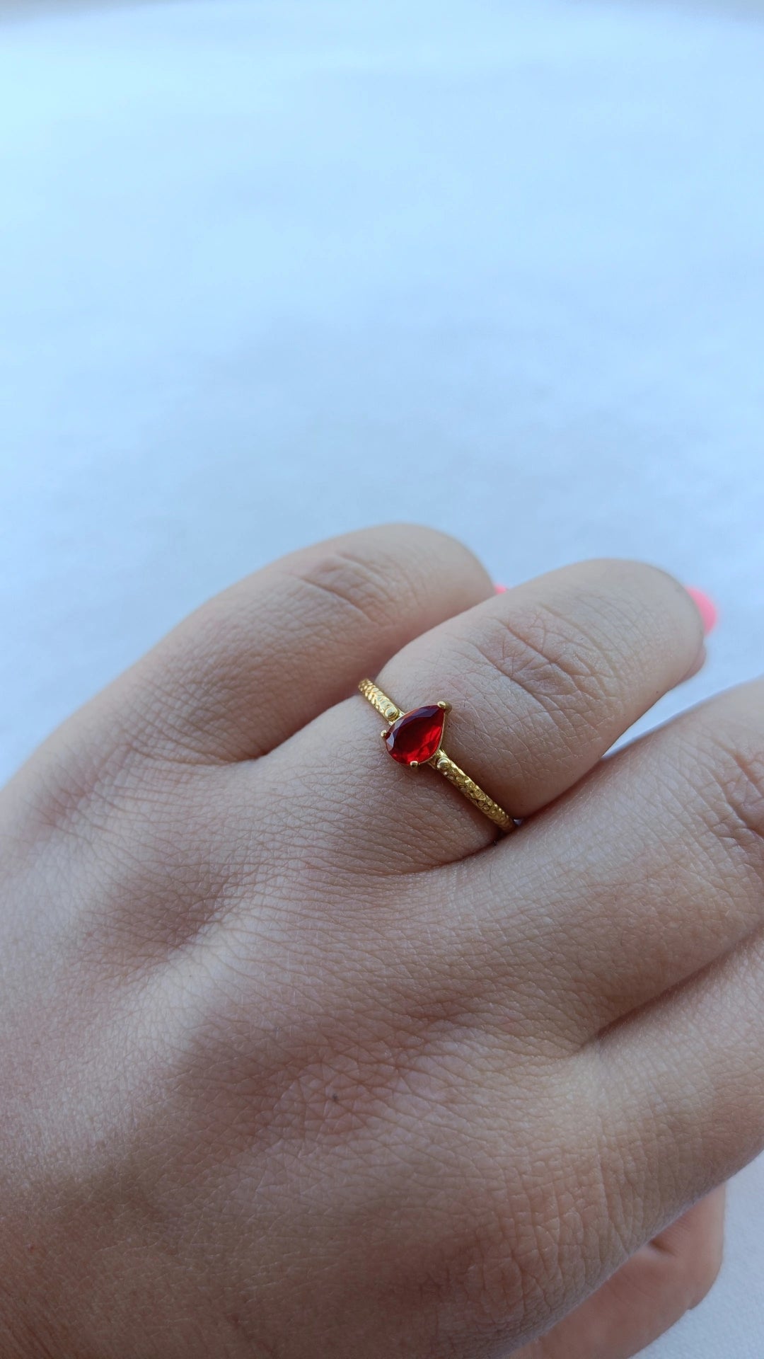 Anel de Aço Dourado com Zircónica Vermelha