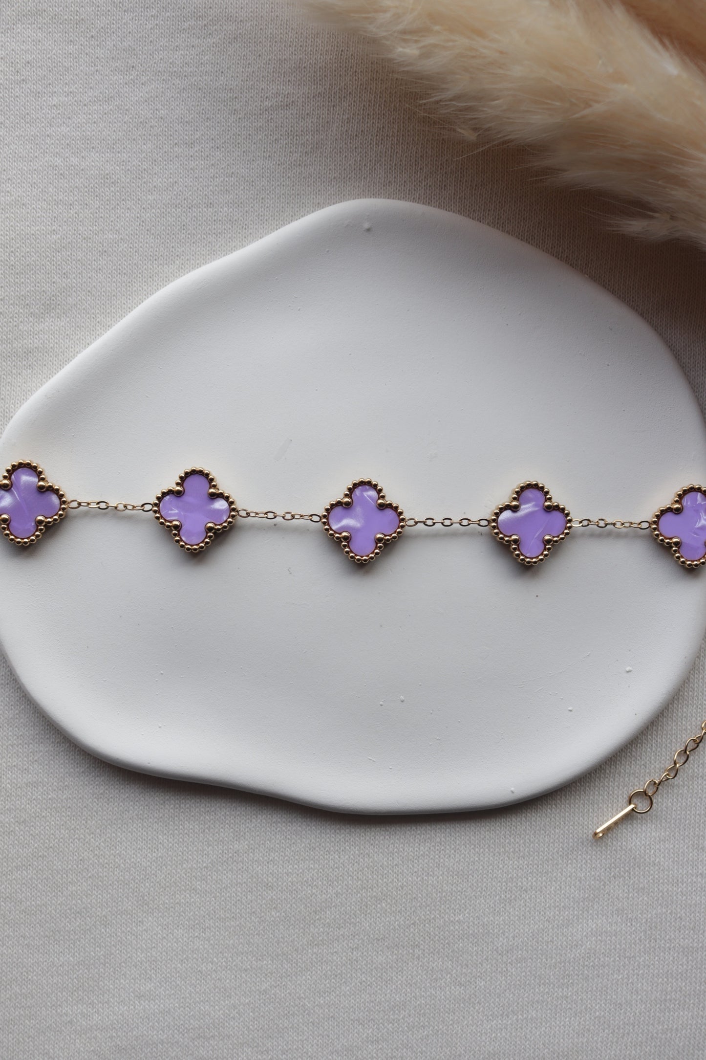 Pulseira de Aço Dourado de 5 Trevos Lilás Grandes