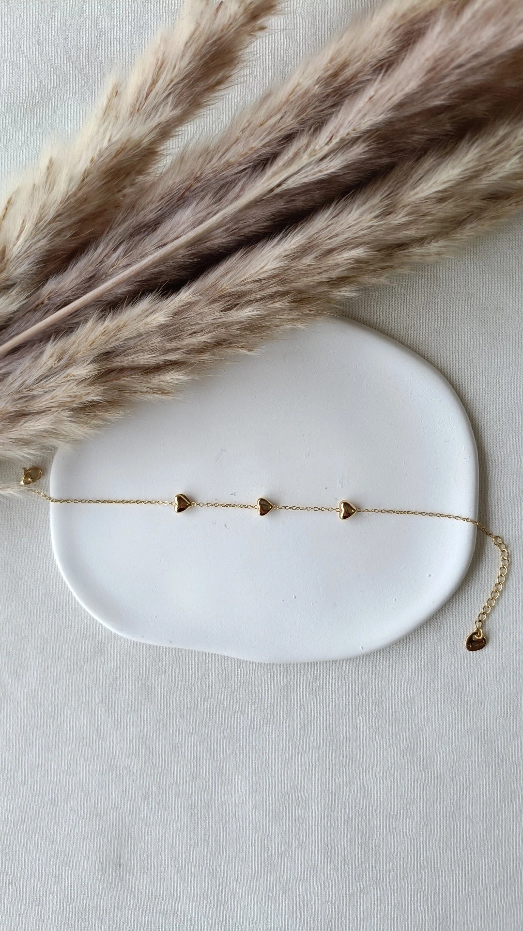 Pulseira de Aço Dourado com 3 Mini Corações