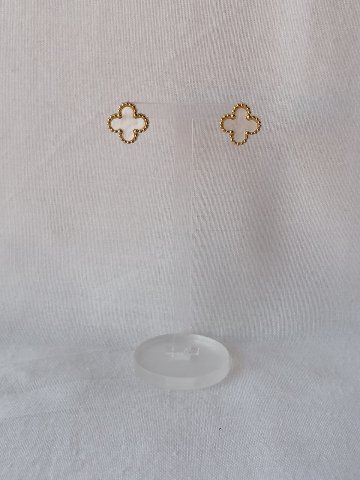 Brincos de Aço Dourado Trevo Branco