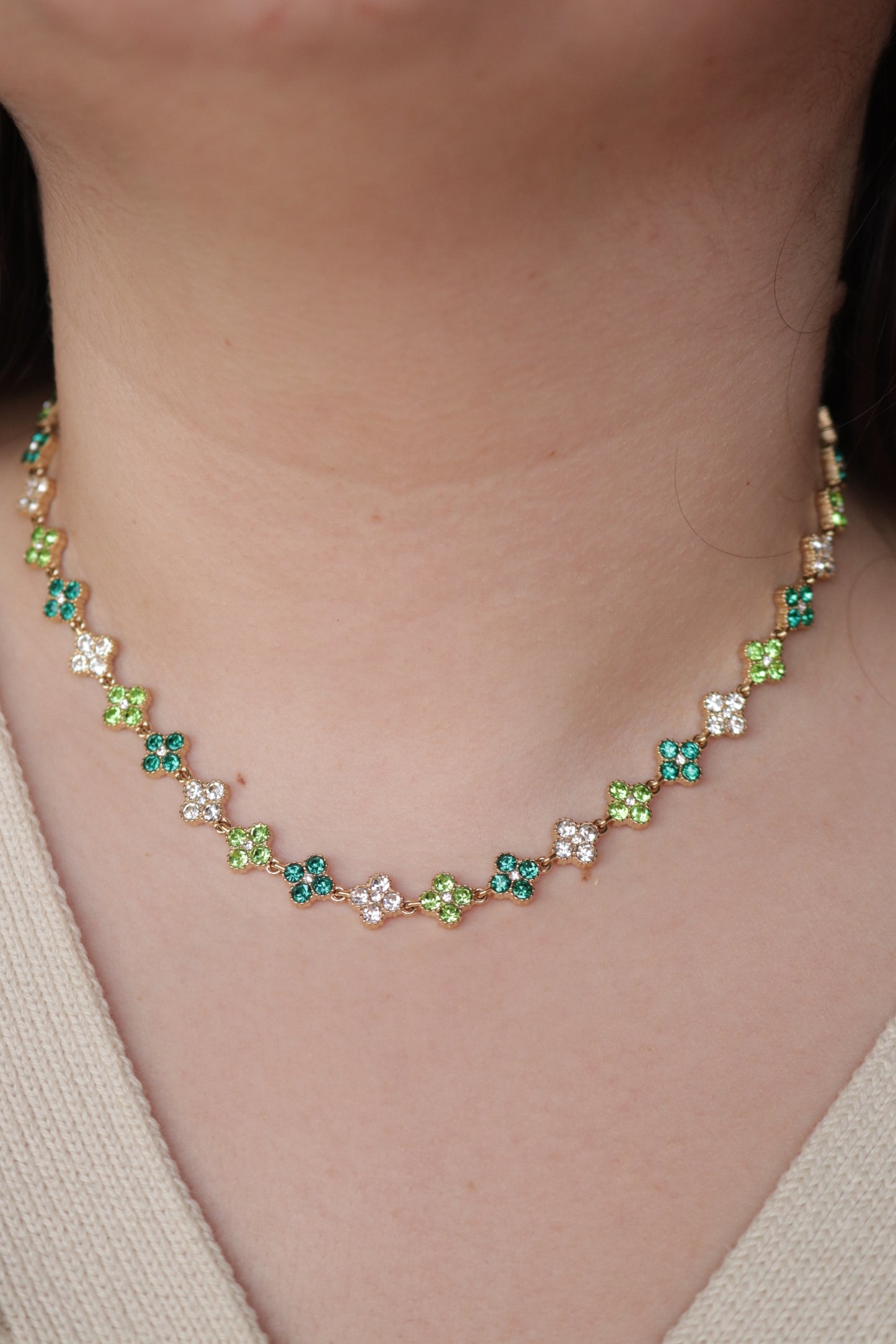 Colar de Aço Dourado Inspiração Swarovski de Trevo com Brilhantes Verdes