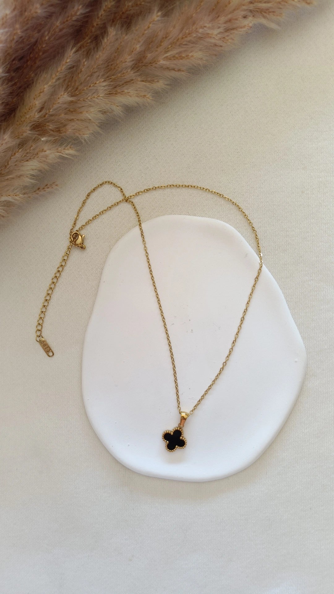 Colar de Aço Dourado de Trevo Preto
