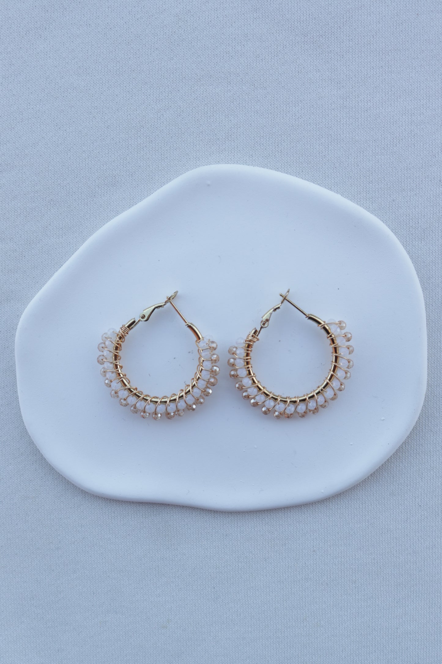Argolas de Aço Dourado com Missangas de Dupla Cor