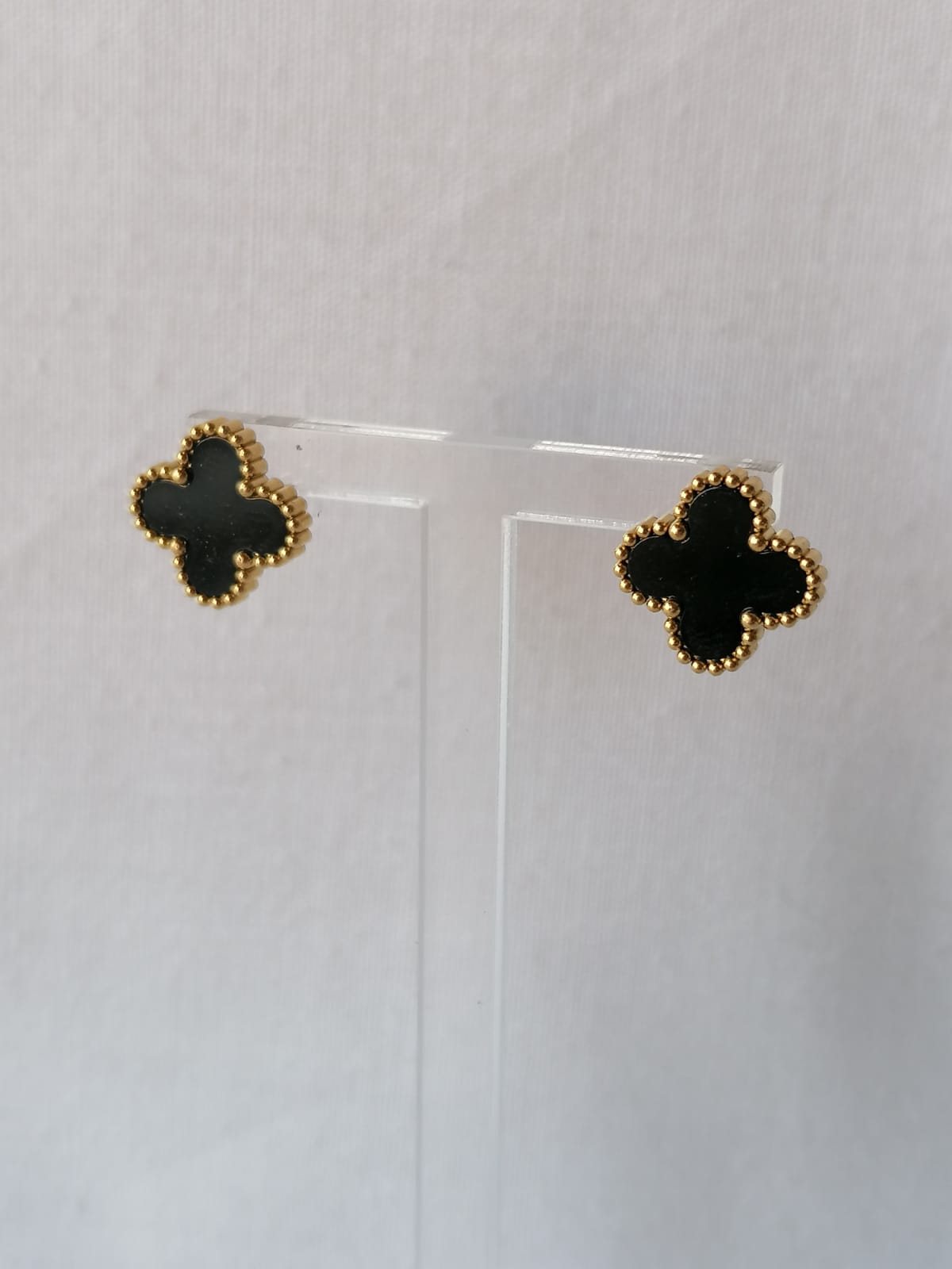 Brincos de Aço Dourado de Trevo Preto