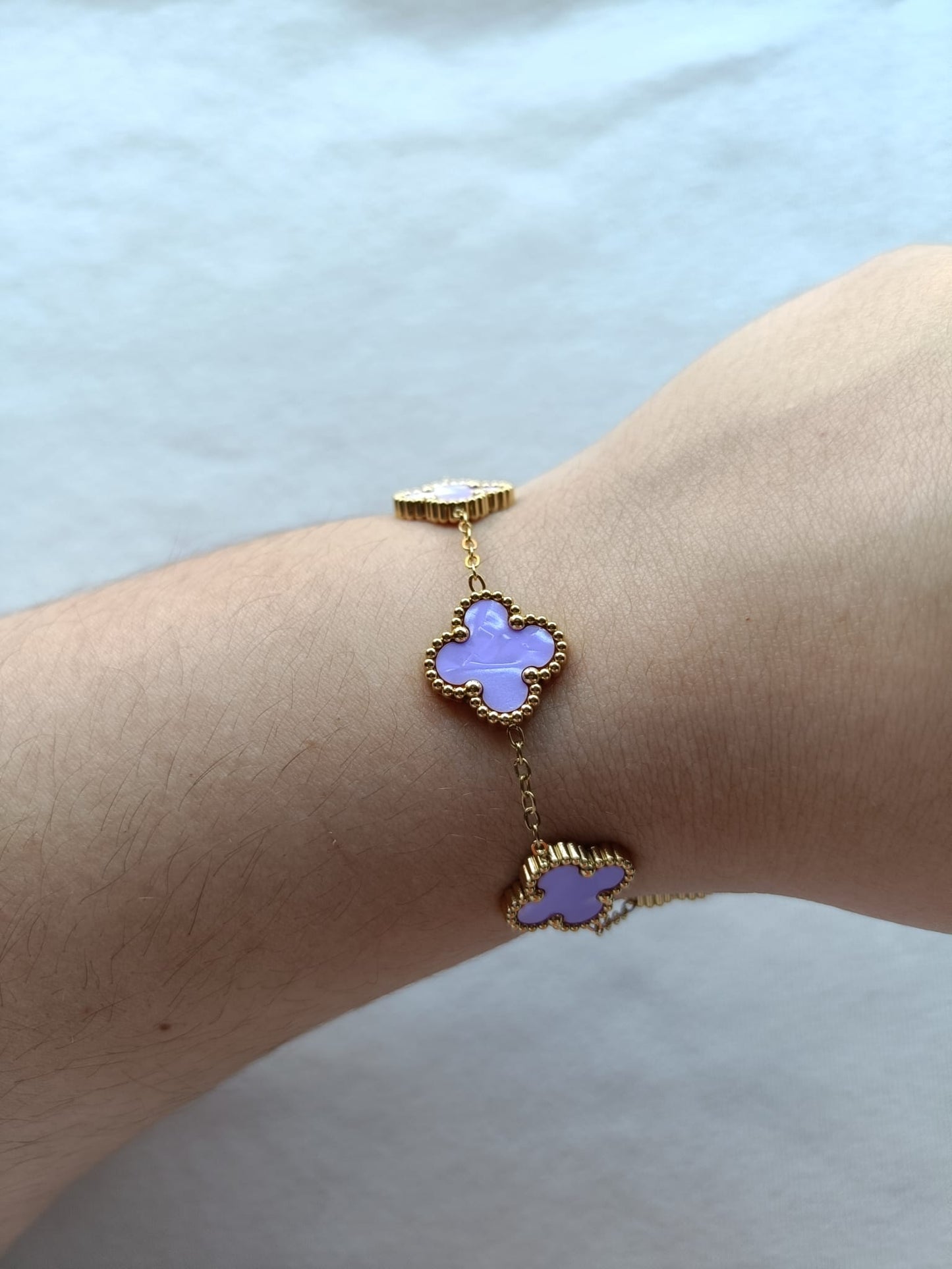 Pulseira de Aço Dourado de 5 Trevos Lilás Grandes
